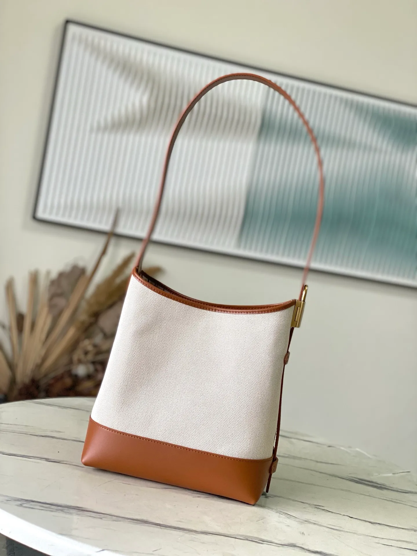 💰1180 Top original order M25468 This small LowKey Hobo handbag is made of canvas and cow leather, using texture contrast to interpret the elegant style of the new season. The distressed metal parts and removable Monogram zipper inner pocket recall the brand's trunk-making heritage, and the striped lining highlights the exquisite details. Dimensions: 24 × 28 × 16 cm
