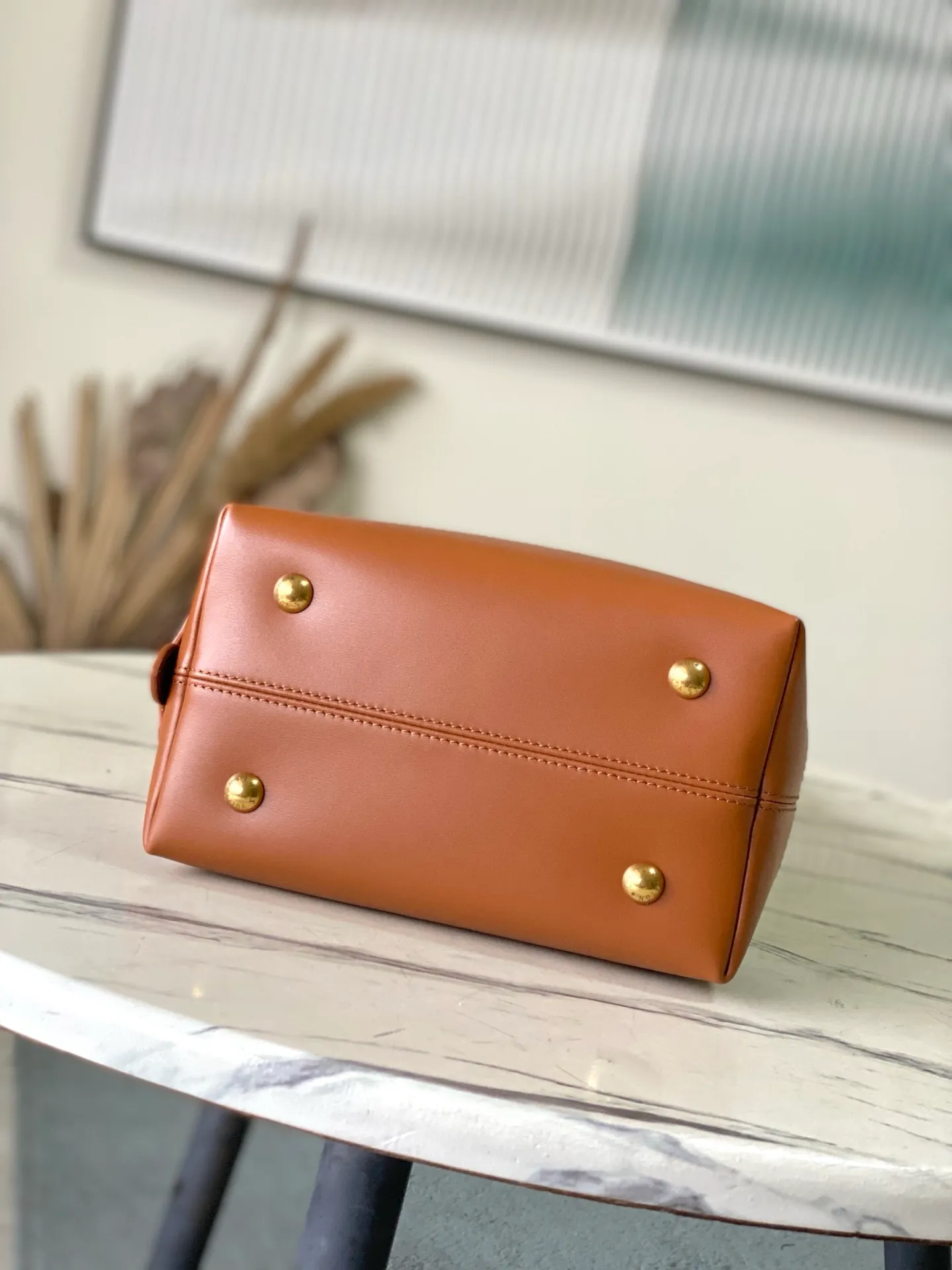 💰1180 Top original order M25468 This small LowKey Hobo handbag is made of canvas and cow leather, using texture contrast to interpret the elegant style of the new season. The distressed metal parts and removable Monogram zipper inner pocket recall the brand's trunk-making heritage, and the striped lining highlights the exquisite details. Dimensions: 24 × 28 × 16 cm