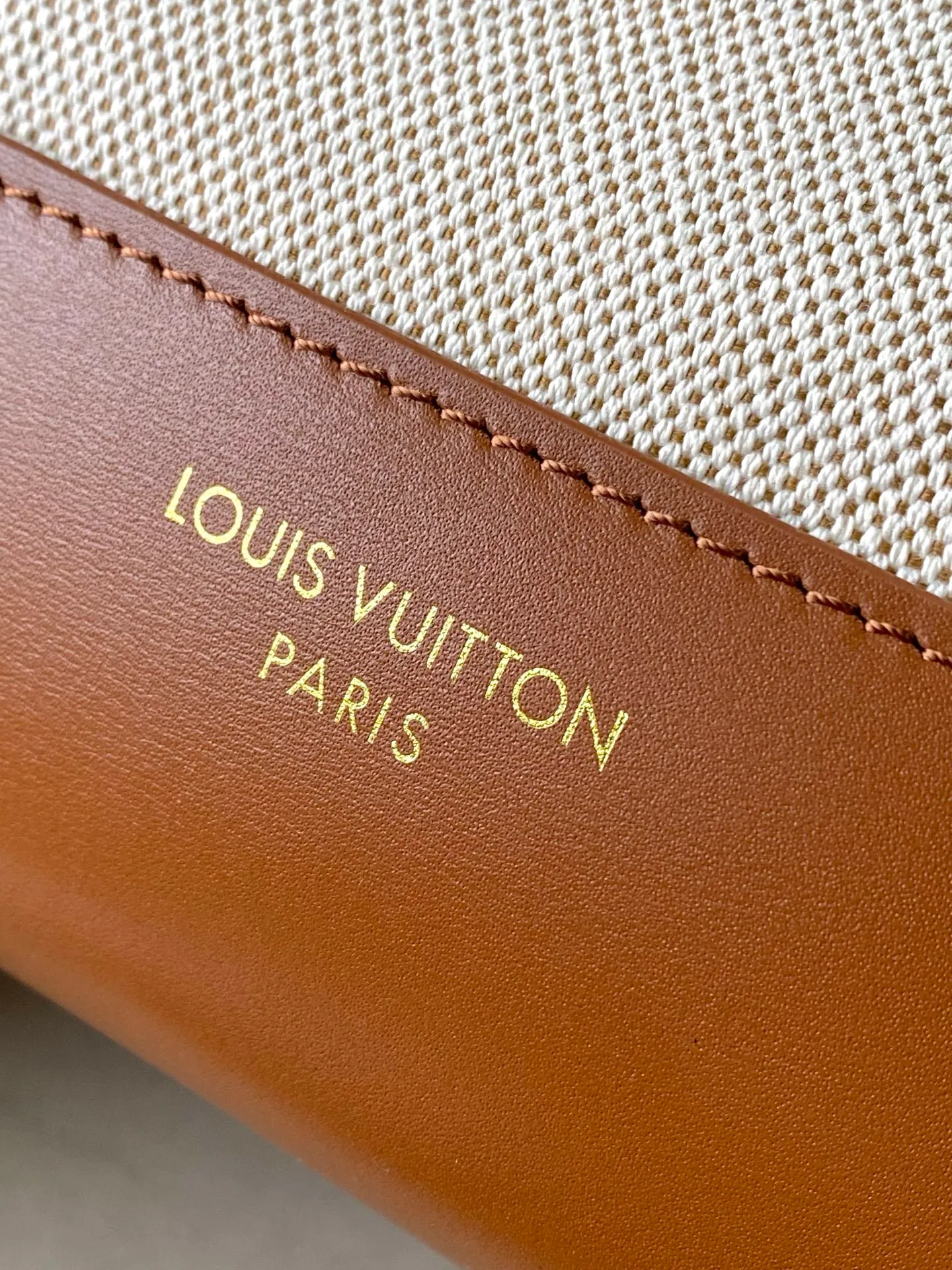 💰1180 Top original order M25468 This small LowKey Hobo handbag is made of canvas and cow leather, using texture contrast to interpret the elegant style of the new season. The distressed metal parts and removable Monogram zipper inner pocket recall the brand's trunk-making heritage, and the striped lining highlights the exquisite details. Dimensions: 24 × 28 × 16 cm