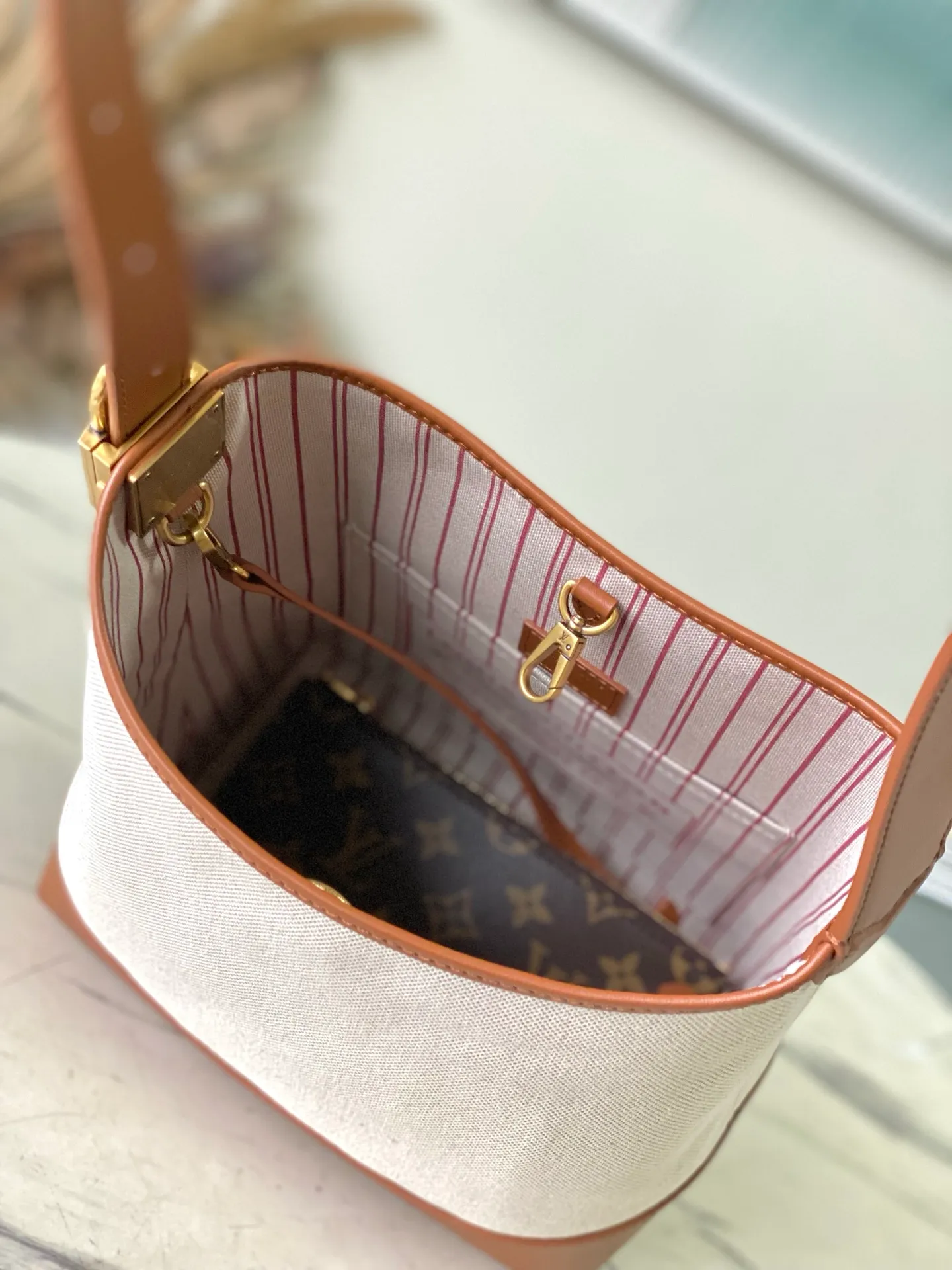 💰1180 Top original order M25468 This small LowKey Hobo handbag is made of canvas and cow leather, using texture contrast to interpret the elegant style of the new season. The distressed metal parts and removable Monogram zipper inner pocket recall the brand's trunk-making heritage, and the striped lining highlights the exquisite details. Dimensions: 24 × 28 × 16 cm