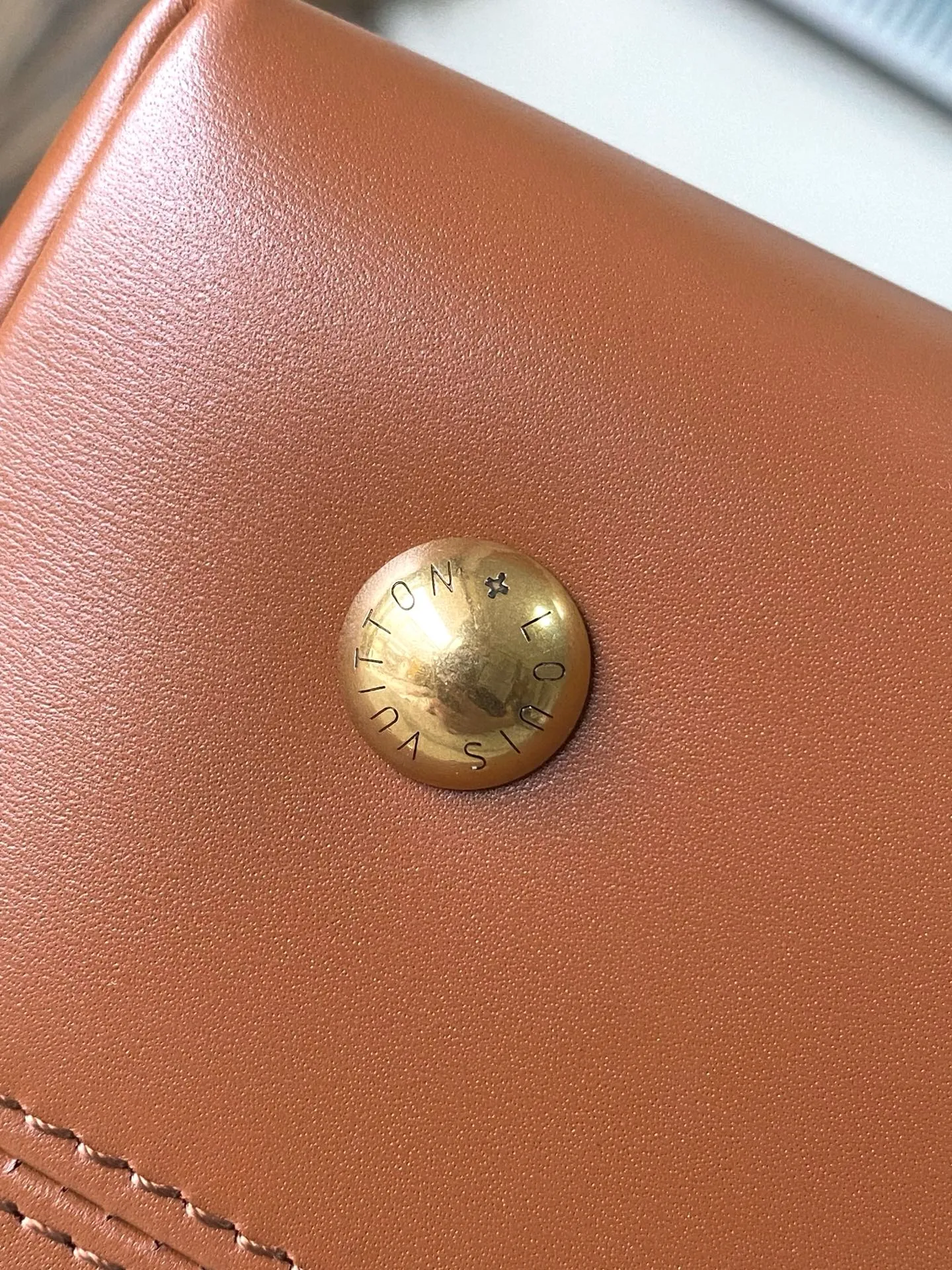 💰1180 Top original order M25468 This small LowKey Hobo handbag is made of canvas and cow leather, using texture contrast to interpret the elegant style of the new season. The distressed metal parts and removable Monogram zipper inner pocket recall the brand's trunk-making heritage, and the striped lining highlights the exquisite details. Dimensions: 24 × 28 × 16 cm