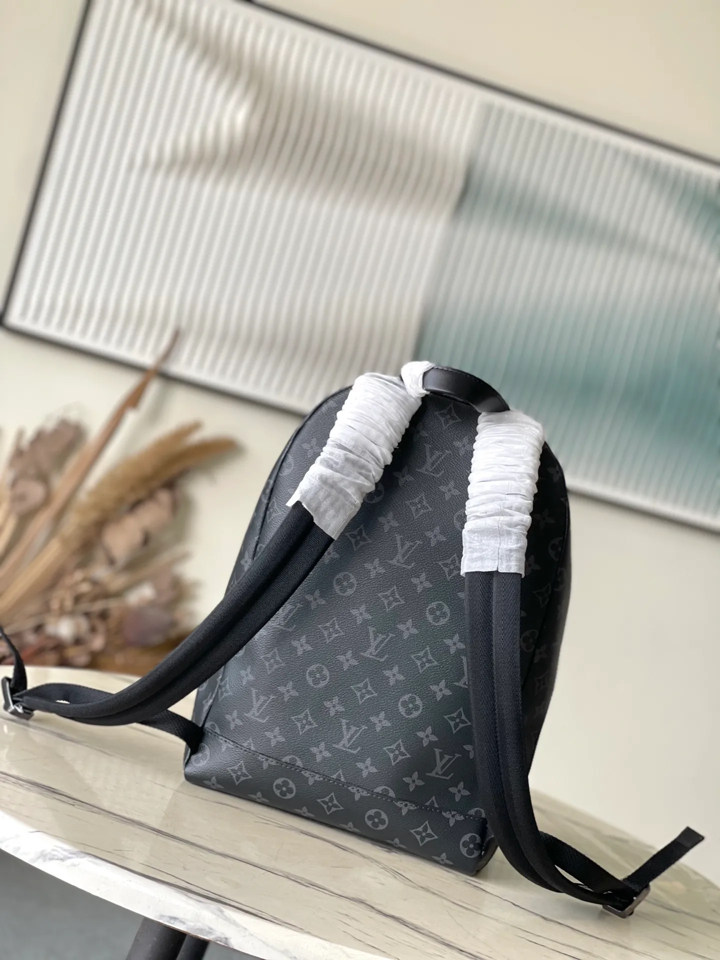 💰1020 Top original order M14020 This Discovery Slim backpack is made of Monogram Eclipse coated canvas. It has a compact structure and is integrated into the inner pocket of a laptop. It can easily handle business or leisure occasions with a trendy look. Adjustable padded fabric shoulder straps provide a more comfortable carrying experience, and the zippered front pocket provides easy access to frequently used items. Dimensions: 28 × 38 × 13 cm