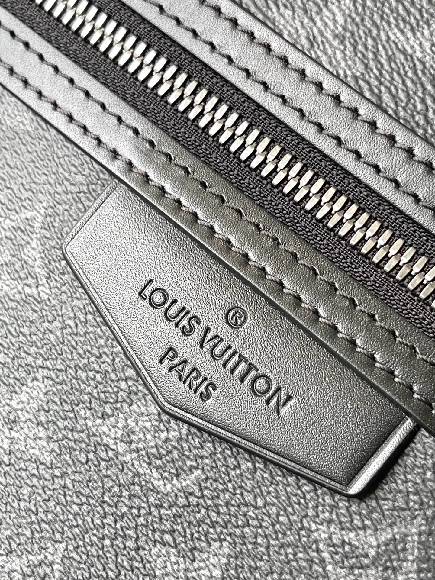 💰1020 Top original order M14020 This Discovery Slim backpack is made of Monogram Eclipse coated canvas. It has a compact structure and is integrated into the inner pocket of a laptop. It can easily handle business or leisure occasions with a trendy look. Adjustable padded fabric shoulder straps provide a more comfortable carrying experience, and the zippered front pocket provides easy access to frequently used items. Dimensions: 28 × 38 × 13 cm