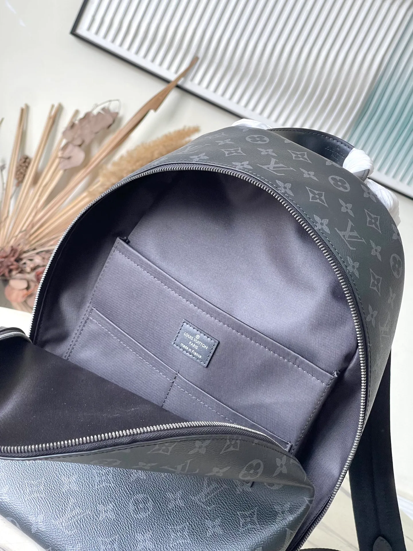 💰1020 Top original order M14020 This Discovery Slim backpack is made of Monogram Eclipse coated canvas. It has a compact structure and is integrated into the inner pocket of a laptop. It can easily handle business or leisure occasions with a trendy look. Adjustable padded fabric shoulder straps provide a more comfortable carrying experience, and the zippered front pocket provides easy access to frequently used items. Dimensions: 28 × 38 × 13 cm