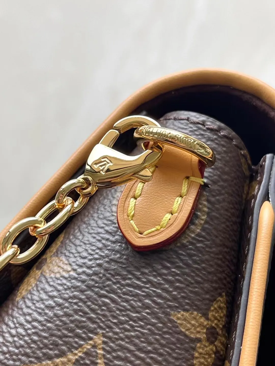 💰800 Top Original Order M13566 This Pochette Camille handbag is made of Monogram canvas, paying tribute to the original design that appeared in the Louis Vuitton 2000 spring and summer fashion show. The S-Lock buckle, LVCircle logo on the chain and contrasting WVN leather trim embody the brand's classic elements. The flexible and easy-to-wear construction can be worn cross-body, over the shoulder or by hand. Dimensions: 20.5 × 11 × 6 cm