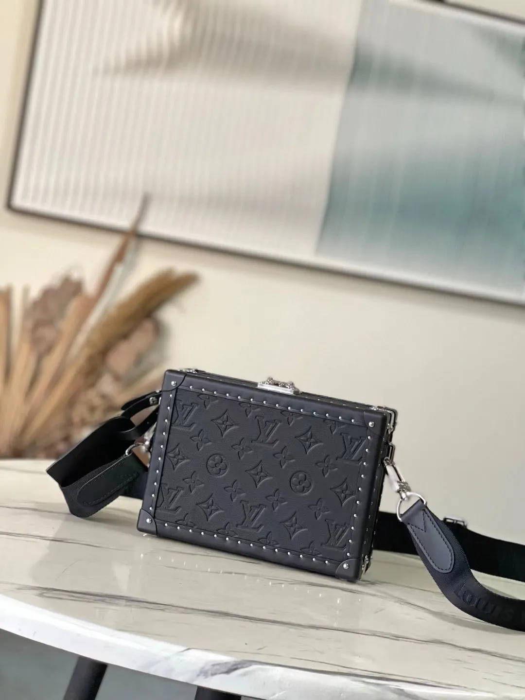 💰1680 (top-grain leather) top-quality original M12876 Clutch Box handbag uses Monogram Shadow embossed leather to pay tribute to Louis Vuitton's box-making heritage. It is equipped with a detachable and adjustable fabric shoulder strap, allowing you to switch between shoulder and cross-body. Leather trim, metal rivets and S-lock provide a modern touch, and the interior features an accordion compartment and patch pockets. Dimensions: 24 × 16.5 × 8 cm
