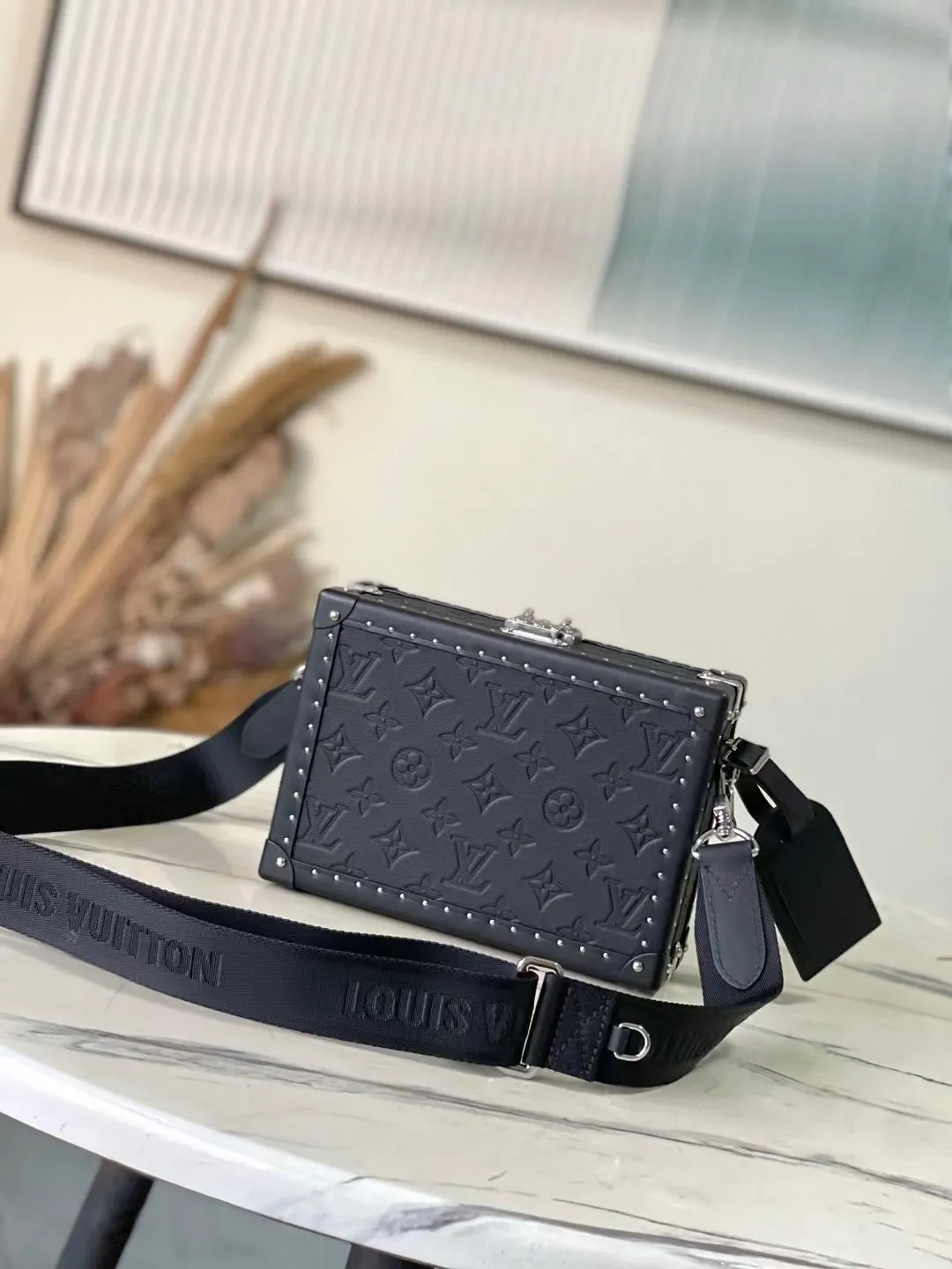 💰1680 (top-grain leather) top-quality original M12876 Clutch Box handbag uses Monogram Shadow embossed leather to pay tribute to Louis Vuitton's box-making heritage. It is equipped with a detachable and adjustable fabric shoulder strap, allowing you to switch between shoulder and cross-body. Leather trim, metal rivets and S-lock provide a modern touch, and the interior features an accordion compartment and patch pockets. Dimensions: 24 × 16.5 × 8 cm