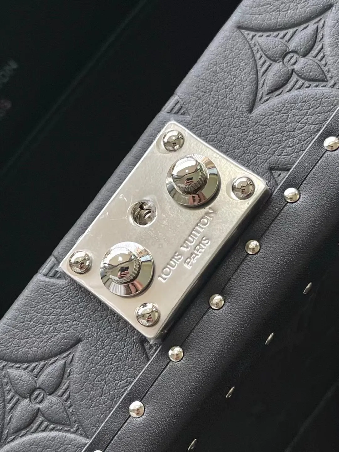 💰1680 (top-grain leather) top-quality original M12876 Clutch Box handbag uses Monogram Shadow embossed leather to pay tribute to Louis Vuitton's box-making heritage. It is equipped with a detachable and adjustable fabric shoulder strap, allowing you to switch between shoulder and cross-body. Leather trim, metal rivets and S-lock provide a modern touch, and the interior features an accordion compartment and patch pockets. Dimensions: 24 × 16.5 × 8 cm