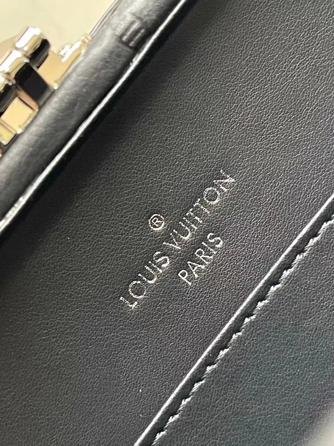 💰1680 (top-grain leather) top-quality original M12876 Clutch Box handbag uses Monogram Shadow embossed leather to pay tribute to Louis Vuitton's box-making heritage. It is equipped with a detachable and adjustable fabric shoulder strap, allowing you to switch between shoulder and cross-body. Leather trim, metal rivets and S-lock provide a modern touch, and the interior features an accordion compartment and patch pockets. Dimensions: 24 × 16.5 × 8 cm