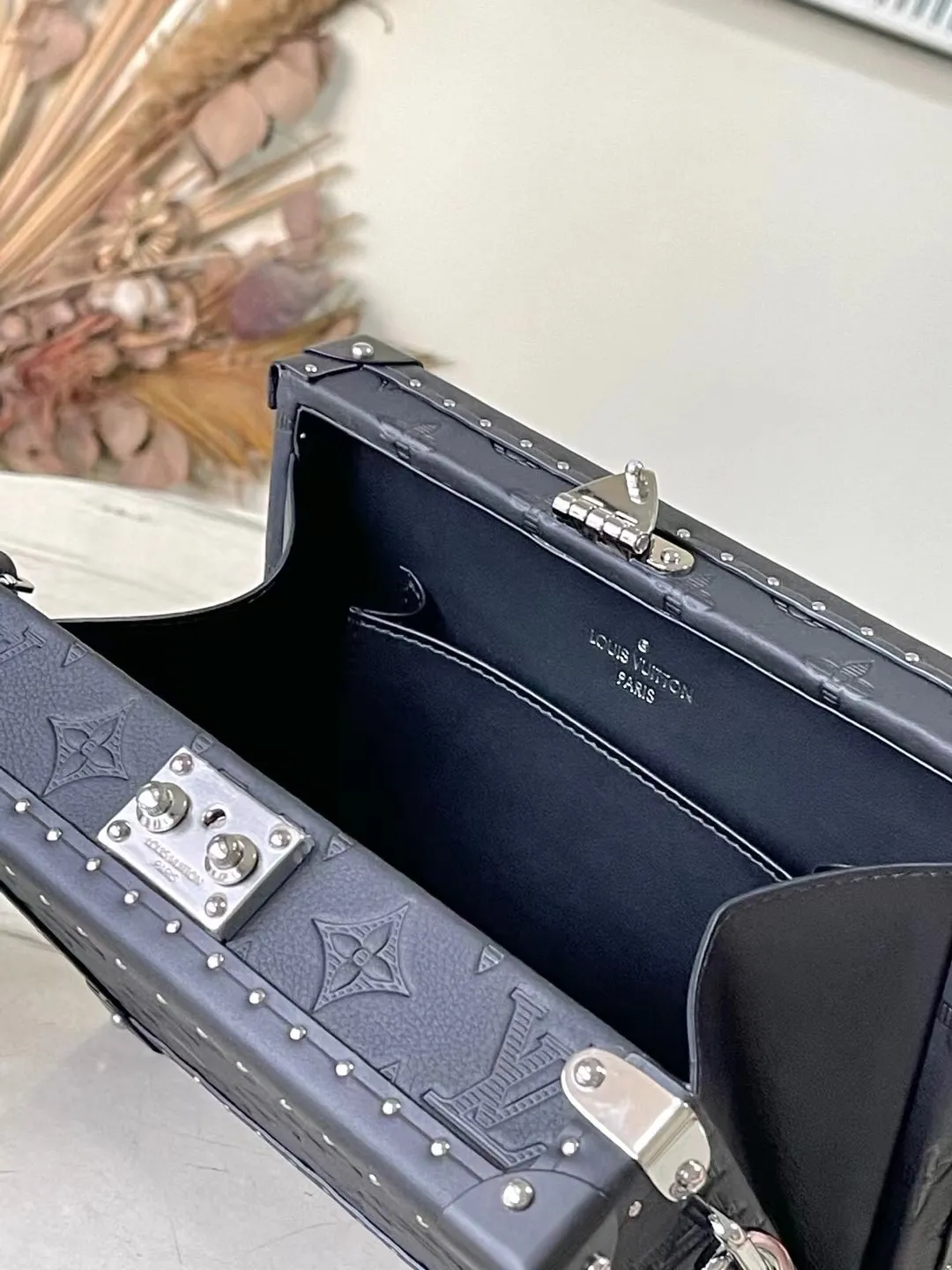 💰1680 (top-grain leather) top-quality original M12876 Clutch Box handbag uses Monogram Shadow embossed leather to pay tribute to Louis Vuitton's box-making heritage. It is equipped with a detachable and adjustable fabric shoulder strap, allowing you to switch between shoulder and cross-body. Leather trim, metal rivets and S-lock provide a modern touch, and the interior features an accordion compartment and patch pockets. Dimensions: 24 × 16.5 × 8 cm