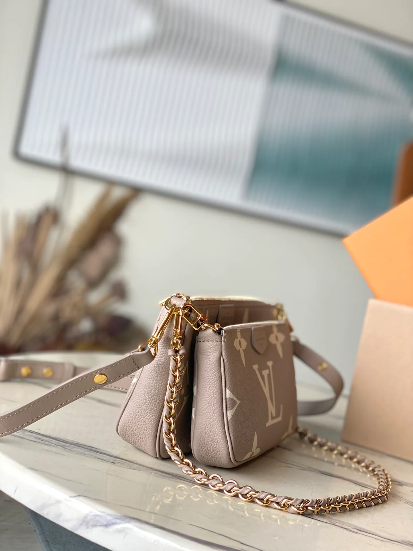 💰940 (top layer leather) top original order M45777 gray. Support counter inspection. Photos taken of duty-free goods are consistent with the product without unpacking. This product is an exclusive duty-free product in the market and is the highest-end product. Inspection is supported. This product has passed strict inspection and is flawless. Please wear gloves when touching the product. This product is not returnable or exchangeable. Please confirm the product first and then remove the label on the handle. This product is temporarily not open to the public, only regular customers, and is in short supply. Dimensions: 25 x 14.5 x 4.5 cm