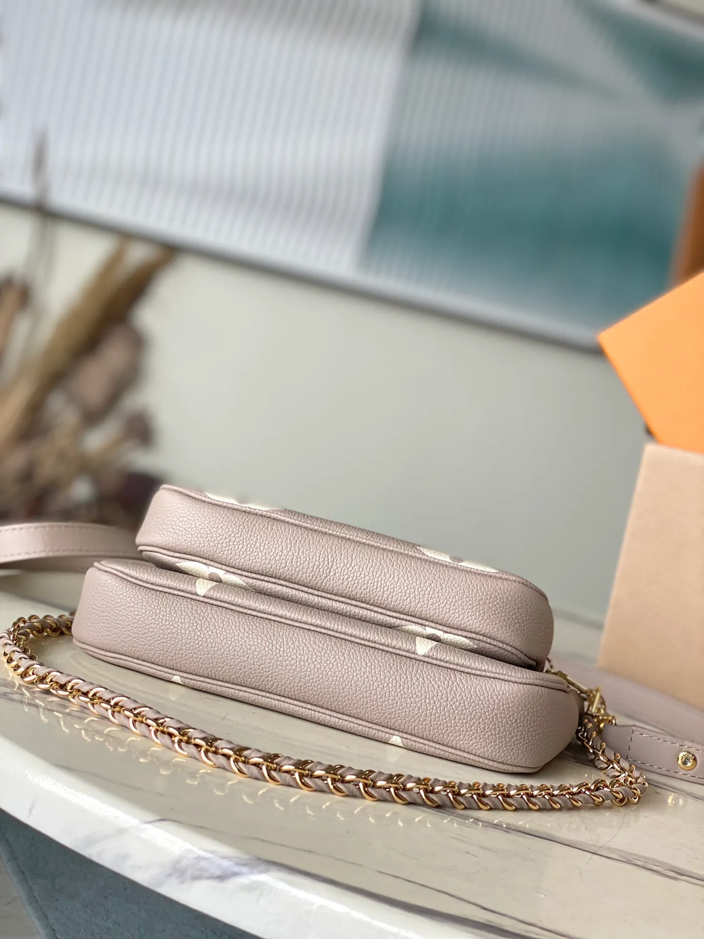 💰940 (top layer leather) top original order M45777 gray. Support counter inspection. Photos taken of duty-free goods are consistent with the product without unpacking. This product is an exclusive duty-free product in the market and is the highest-end product. Inspection is supported. This product has passed strict inspection and is flawless. Please wear gloves when touching the product. This product is not returnable or exchangeable. Please confirm the product first and then remove the label on the handle. This product is temporarily not open to the public, only regular customers, and is in short supply. Dimensions: 25 x 14.5 x 4.5 cm