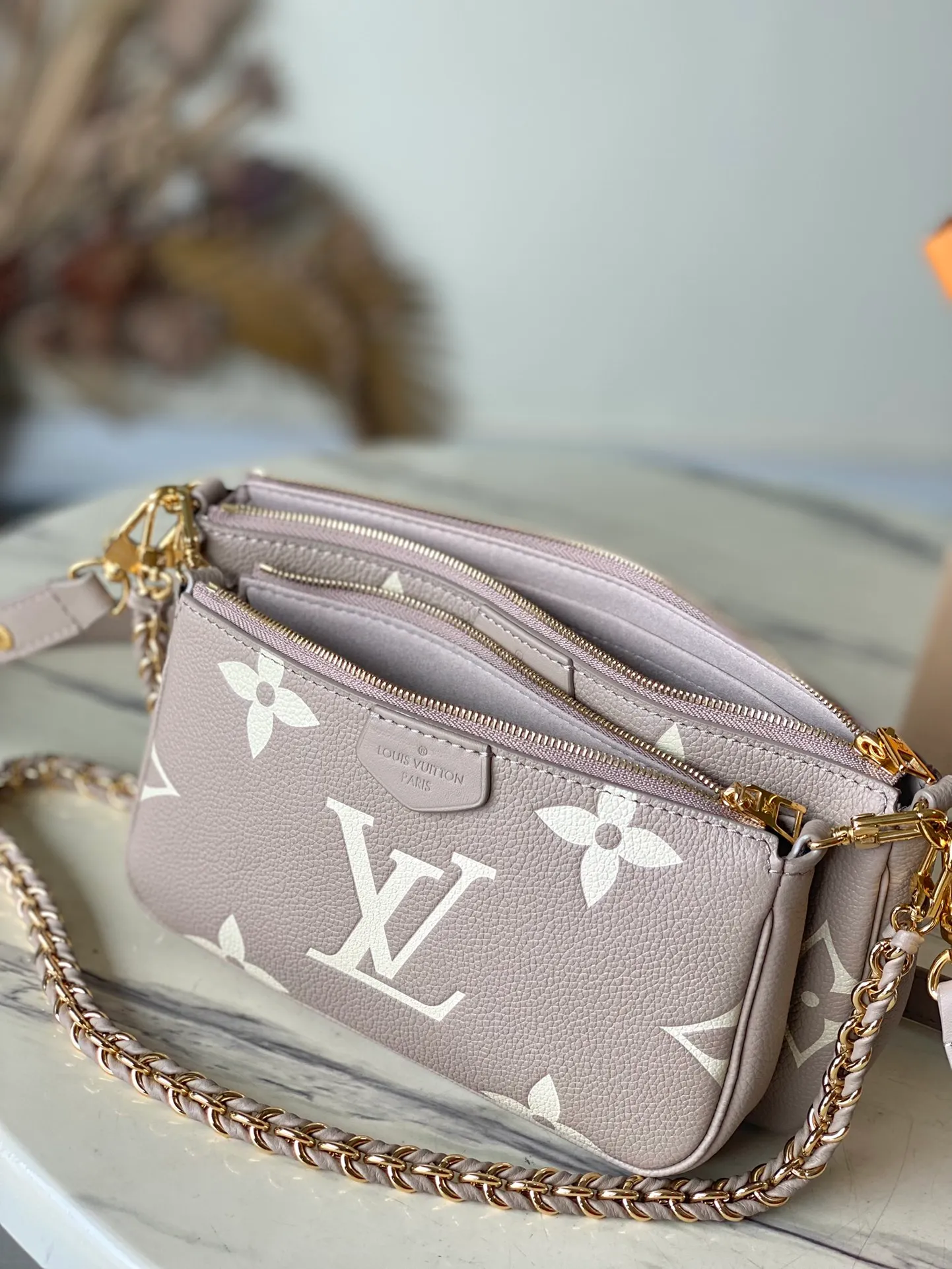 💰940 (top layer leather) top original order M45777 gray. Support counter inspection. Photos taken of duty-free goods are consistent with the product without unpacking. This product is an exclusive duty-free product in the market and is the highest-end product. Inspection is supported. This product has passed strict inspection and is flawless. Please wear gloves when touching the product. This product is not returnable or exchangeable. Please confirm the product first and then remove the label on the handle. This product is temporarily not open to the public, only regular customers, and is in short supply. Dimensions: 25 x 14.5 x 4.5 cm