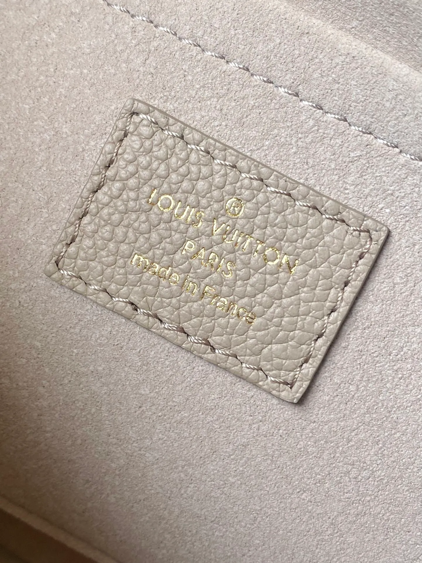 💰940 (top layer leather) top original order M45777 gray. Support counter inspection. Photos taken of duty-free goods are consistent with the product without unpacking. This product is an exclusive duty-free product in the market and is the highest-end product. Inspection is supported. This product has passed strict inspection and is flawless. Please wear gloves when touching the product. This product is not returnable or exchangeable. Please confirm the product first and then remove the label on the handle. This product is temporarily not open to the public, only regular customers, and is in short supply. Dimensions: 25 x 14.5 x 4.5 cm