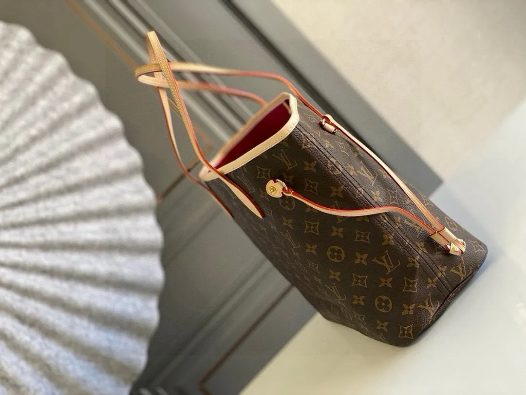 💰760 (medium steel nails) top original order M41178 NEVERFULL medium handbag Neverfull classic handbag, explore the exquisite details inside the bag. The redesigned interior pockets feature a fresh fabric lining, especially the detachable zippered clutch, which can be used alone as a sophisticated clutch or as an additional pocket. Bright lining tones add a more lively feel to Monogram's classic canvas. Detailed features 31 x 28 x 14 cm (Length x Height x Width) Redesigned interior pocket with details inspired by the Louis Vuitton archives Pocket lined with linen fabric Removable zipped clutch with tonal interior pocket Natural cowhide leather trim Shiny gold-tone hardware Handles: Double handle