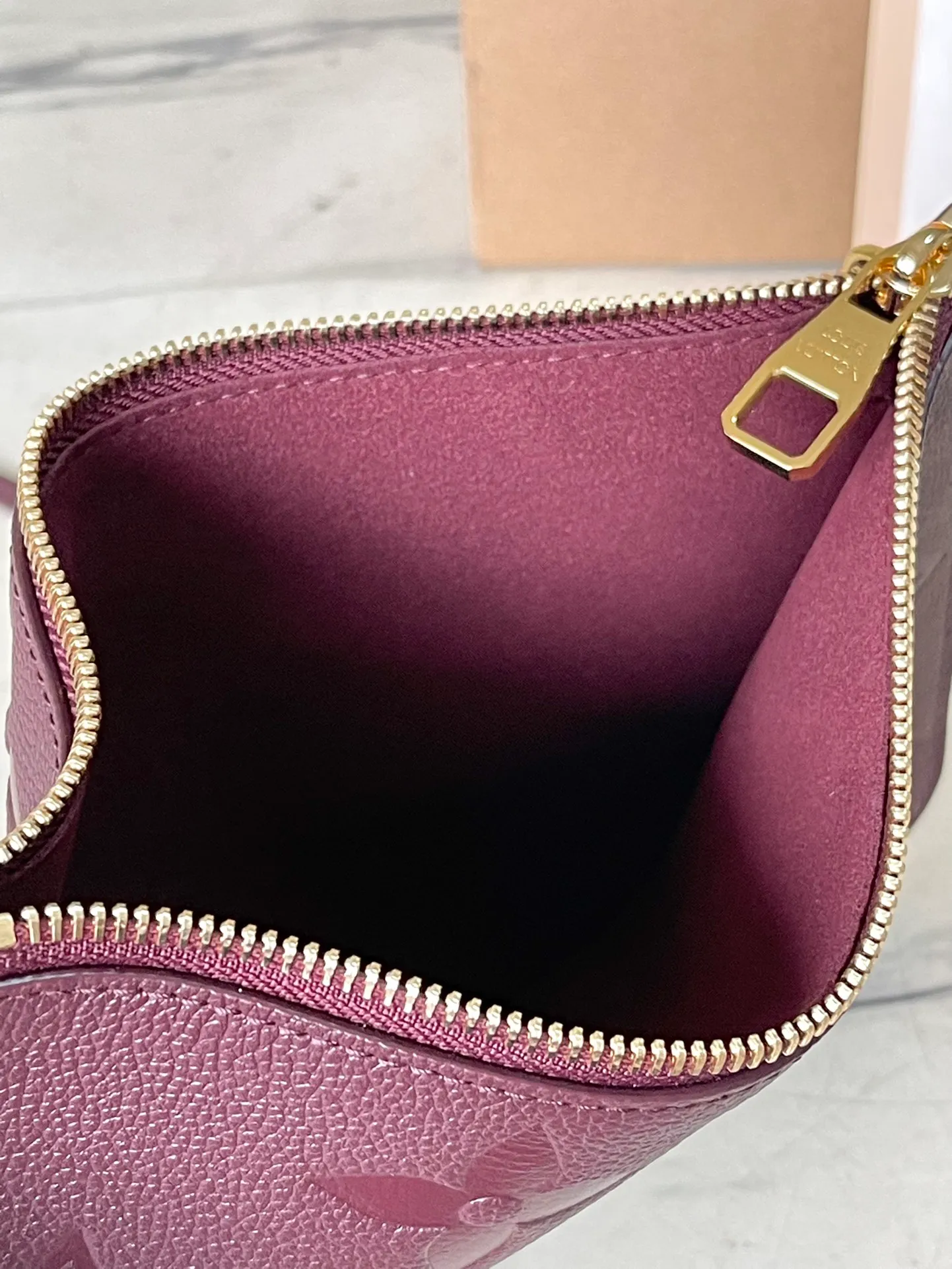 💰1180 (top layer leather) top original order M45686 burgundy. Counter inspection is supported. The photo taken of duty-free goods is consistent with the product without unpacking. This product is an exclusive duty-free product in the market and is the highest-end product. Inspection is supported. This product has passed strict inspection and is flawless. Please wear gloves when touching the product. This product is not returnable or exchangeable. Please confirm the product first and then remove the label on the handle. This product is temporarily not open to the public, only regular customers, and is in short supply. Dimensions: 31 x 28 x 14 cm