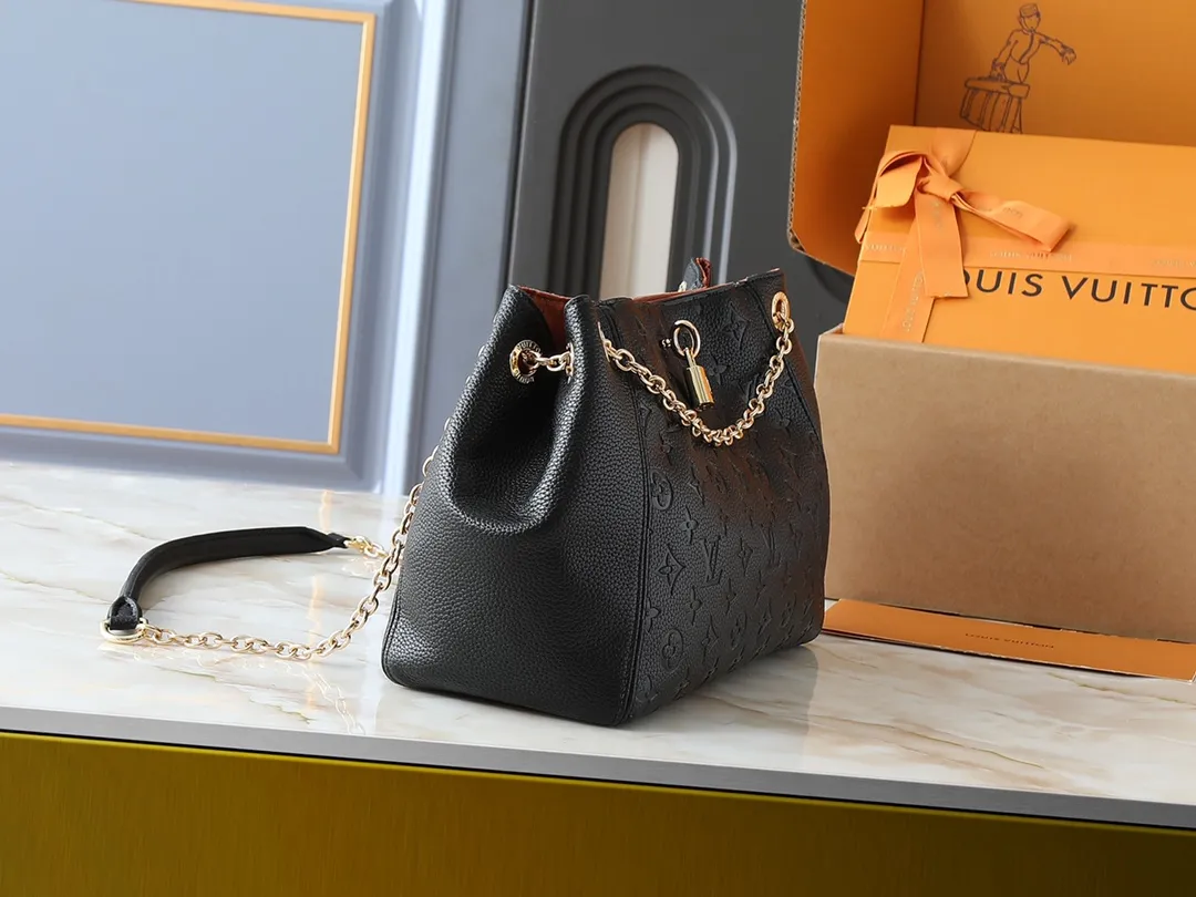 💰260💰Upgraded from the original M14324 M14414 M14659. This Anytime small handbag goes back to the Promenade handbag that was born in 1988. It uses modern touches to create a chic choice for both day and night. Monogram Empreinte leather creates ample space for storing daily necessities. The LV padlock can also be hung from the sliding chain shoulder strap, allowing you to easily explore a variety of styling possibilities and carrying methods. Dimensions: 34.0 x 20.0 x 13.0 cm (length x height x width)