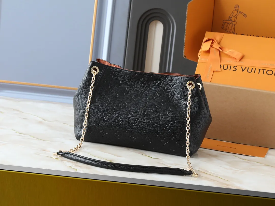💰260💰Upgraded from the original M14324 M14414 M14659. This Anytime small handbag goes back to the Promenade handbag that was born in 1988. It uses modern touches to create a chic choice for both day and night. Monogram Empreinte leather creates ample space for storing daily necessities. The LV padlock can also be hung from the sliding chain shoulder strap, allowing you to easily explore a variety of styling possibilities and carrying methods. Dimensions: 34.0 x 20.0 x 13.0 cm (length x height x width)