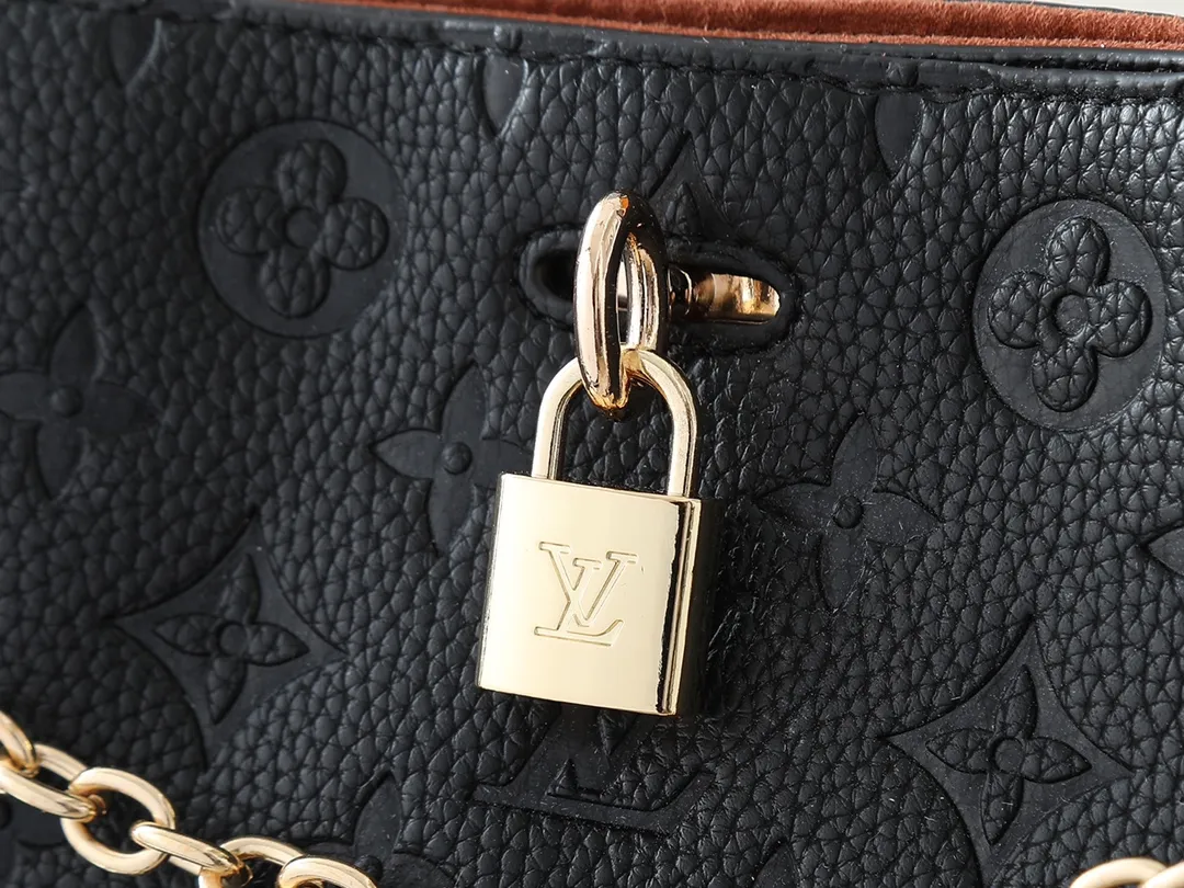 💰260💰Upgraded from the original M14324 M14414 M14659. This Anytime small handbag goes back to the Promenade handbag that was born in 1988. It uses modern touches to create a chic choice for both day and night. Monogram Empreinte leather creates ample space for storing daily necessities. The LV padlock can also be hung from the sliding chain shoulder strap, allowing you to easily explore a variety of styling possibilities and carrying methods. Dimensions: 34.0 x 20.0 x 13.0 cm (length x height x width)
