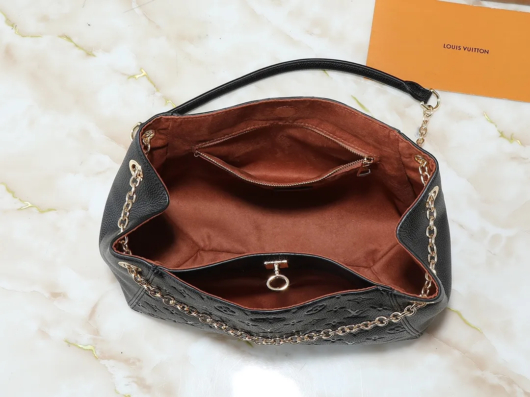 💰260💰Upgraded from the original M14324 M14414 M14659. This Anytime small handbag goes back to the Promenade handbag that was born in 1988. It uses modern touches to create a chic choice for both day and night. Monogram Empreinte leather creates ample space for storing daily necessities. The LV padlock can also be hung from the sliding chain shoulder strap, allowing you to easily explore a variety of styling possibilities and carrying methods. Dimensions: 34.0 x 20.0 x 13.0 cm (length x height x width)