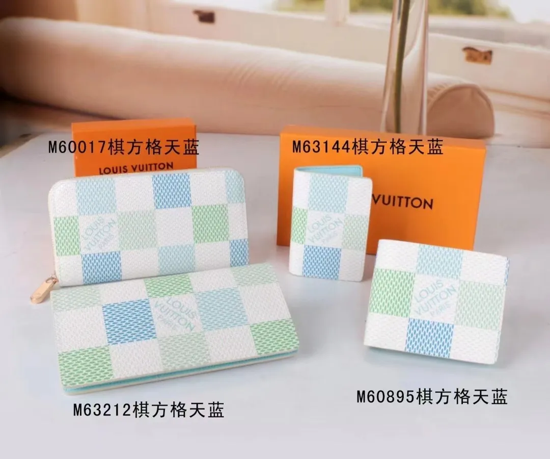 P100💰, Model: 63144 Large Checkered Grass Green The latest style of this pocket wallet for spring and summer 2024 combines the elegance of Damier Graphite canvas with the delicate texture of Epi leather, with stripes emblazoned with the Louis Vuitton logo. The elegant design can accommodate credit cards, banknotes and receipts, making it suitable for daily carrying or gift giving. Epi leather and Damier Graphite coated sail. Textile cowhide trimmed cowhide lining, card compartment Size 11×8×1.5 cm 63144 60502