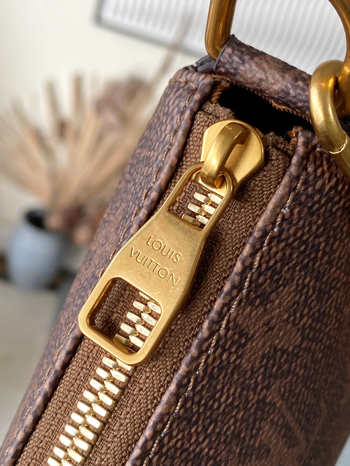💰940 Top Original Order M11623 This Pochette Accessoire XL handbag uses Monogram Dust canvas to present the time-honored Monogram pattern, injecting a handsome atmosphere into the classic configuration from 1990. The generously zipped main compartment has a patch pocket, and the non-functional tasseled name tag and Marque L.Vuitton Deposee trim are both removable. Dimensions: 28 × 16,5 × 9 cm