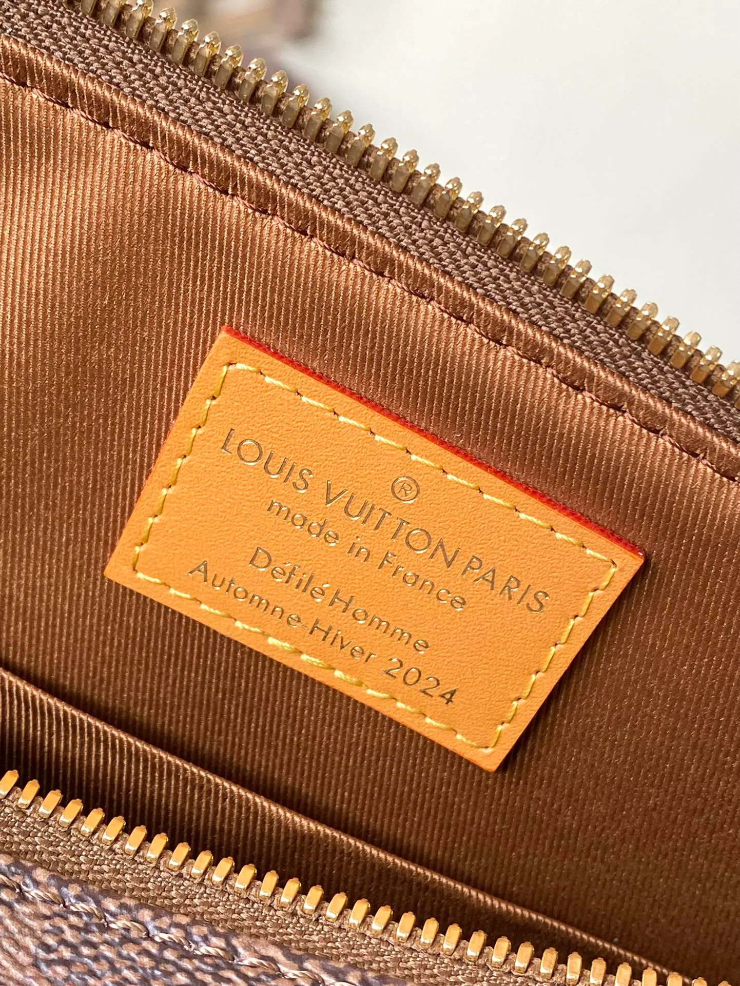 💰940 Top Original Order M11623 This Pochette Accessoire XL handbag uses Monogram Dust canvas to present the time-honored Monogram pattern, injecting a handsome atmosphere into the classic configuration from 1990. The generously zipped main compartment has a patch pocket, and the non-functional tasseled name tag and Marque L.Vuitton Deposee trim are both removable. Dimensions: 28 × 16,5 × 9 cm