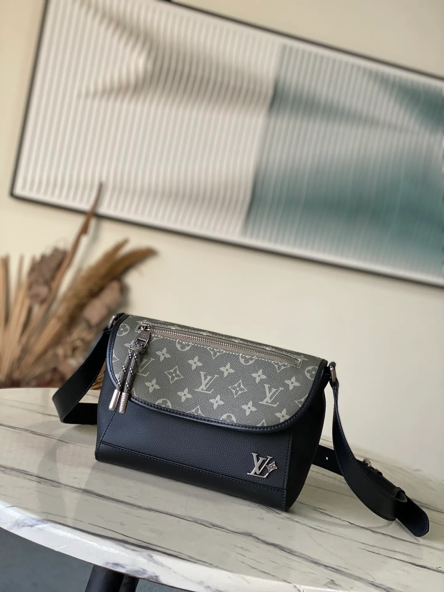 💰940 (top layer leather) top original order M12625 Pulse messenger bag uses grain leather and Monogram canvas to interpret the modern style. The corded zipper pulls for a sporty feel, allowing you to easily open the outer pocket above the flap, while a zippered pocket is hidden underneath the flap, and the leather shoulder strap can be adjusted in length through the side loops. Dimensions: 26.6 × 17 × 11 cm