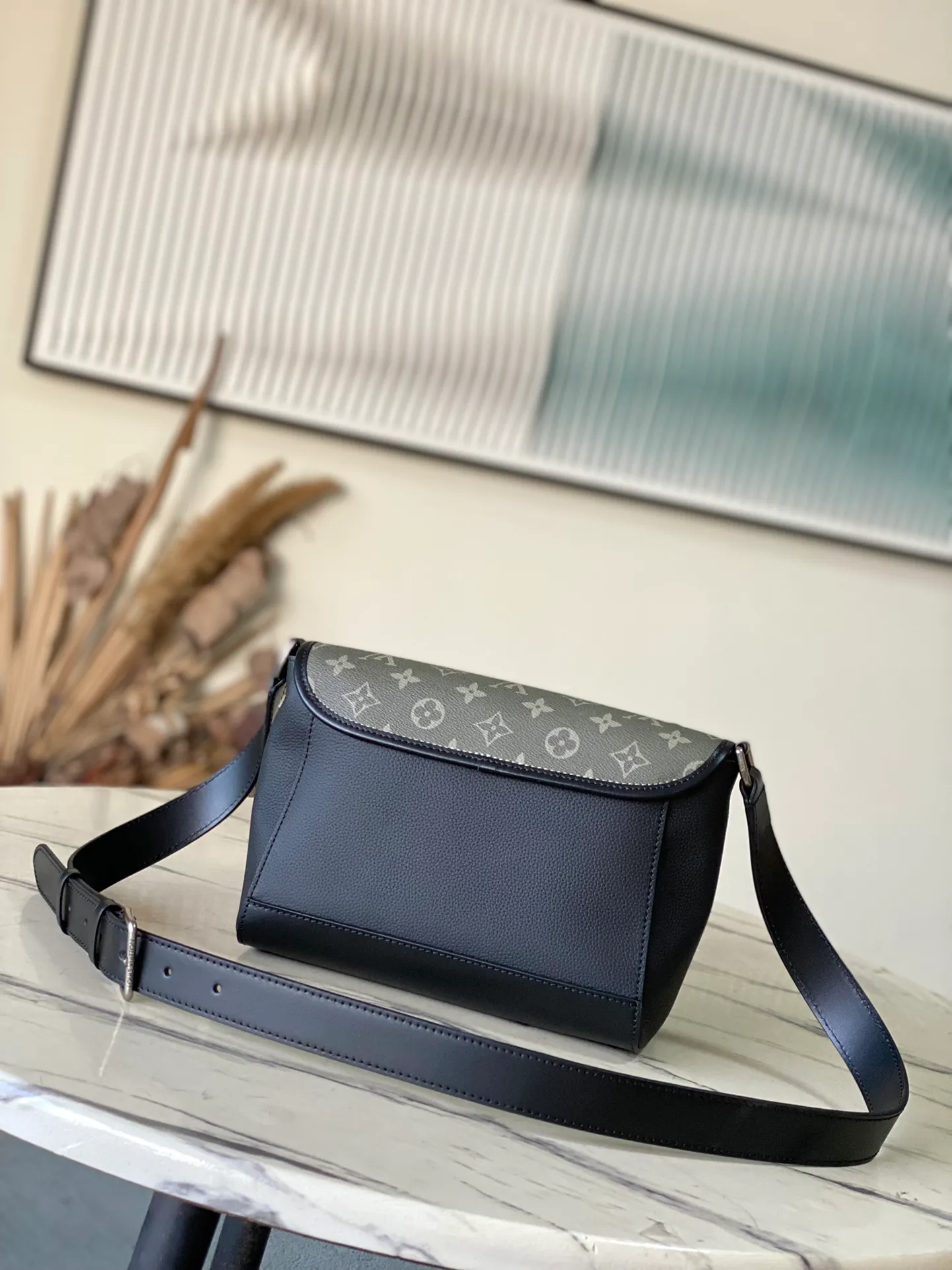 💰940 (top layer leather) top original order M12625 Pulse messenger bag uses grain leather and Monogram canvas to interpret the modern style. The corded zipper pulls for a sporty feel, allowing you to easily open the outer pocket above the flap, while a zippered pocket is hidden underneath the flap, and the leather shoulder strap can be adjusted in length through the side loops. Dimensions: 26.6 × 17 × 11 cm