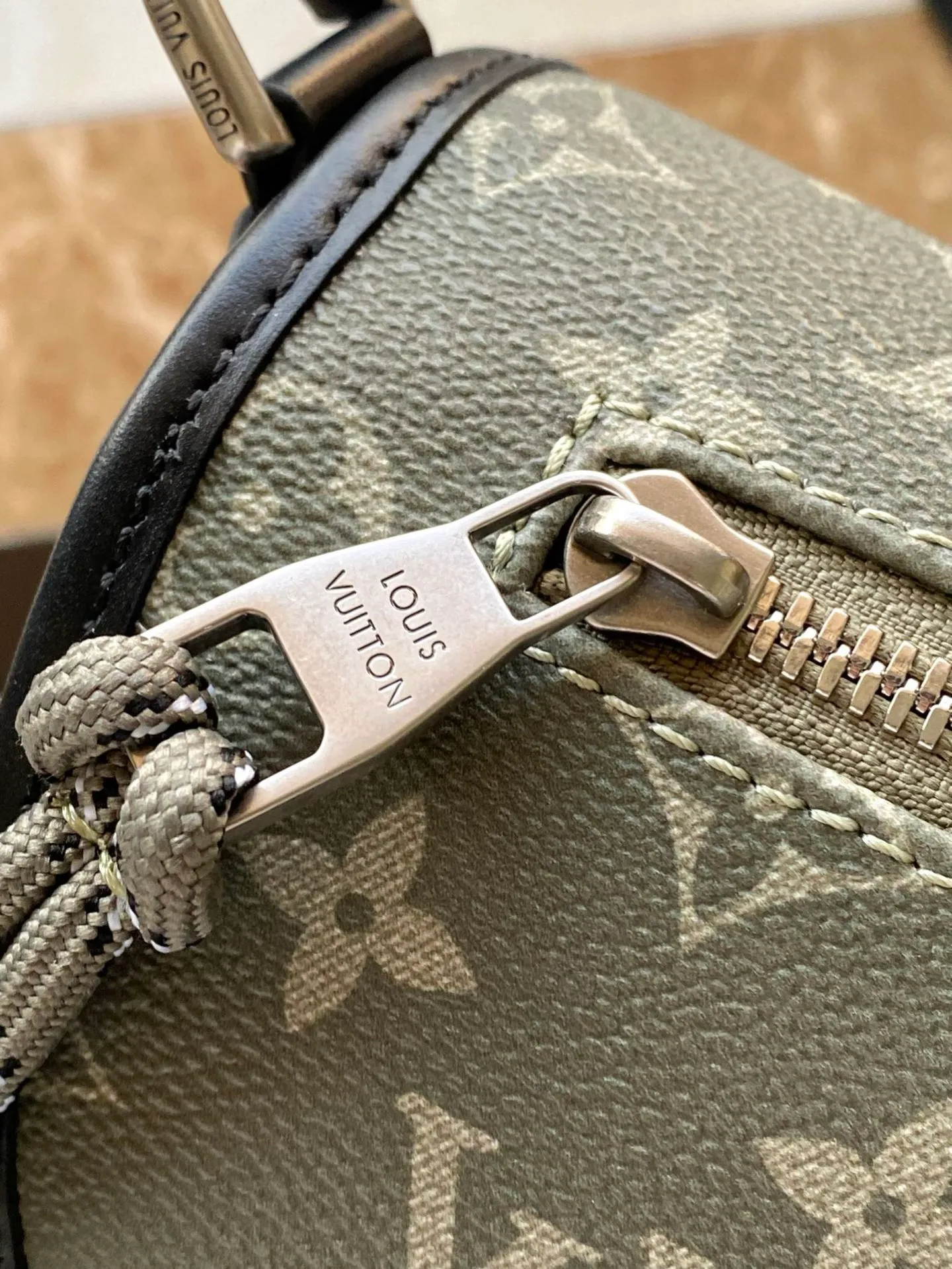 💰940 (top layer leather) top original order M12625 Pulse messenger bag uses grain leather and Monogram canvas to interpret the modern style. The corded zipper pulls for a sporty feel, allowing you to easily open the outer pocket above the flap, while a zippered pocket is hidden underneath the flap, and the leather shoulder strap can be adjusted in length through the side loops. Dimensions: 26.6 × 17 × 11 cm
