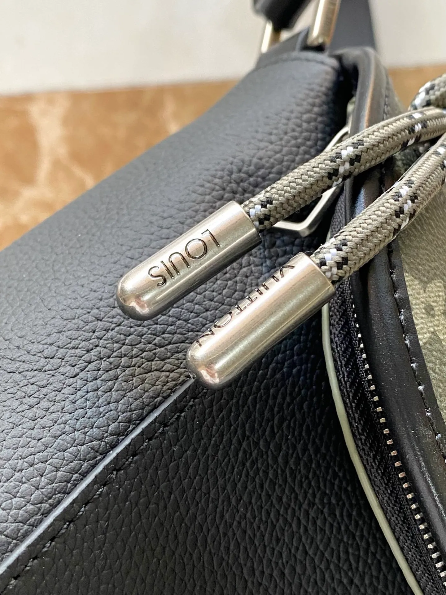💰940 (top layer leather) top original order M12625 Pulse messenger bag uses grain leather and Monogram canvas to interpret the modern style. The corded zipper pulls for a sporty feel, allowing you to easily open the outer pocket above the flap, while a zippered pocket is hidden underneath the flap, and the leather shoulder strap can be adjusted in length through the side loops. Dimensions: 26.6 × 17 × 11 cm