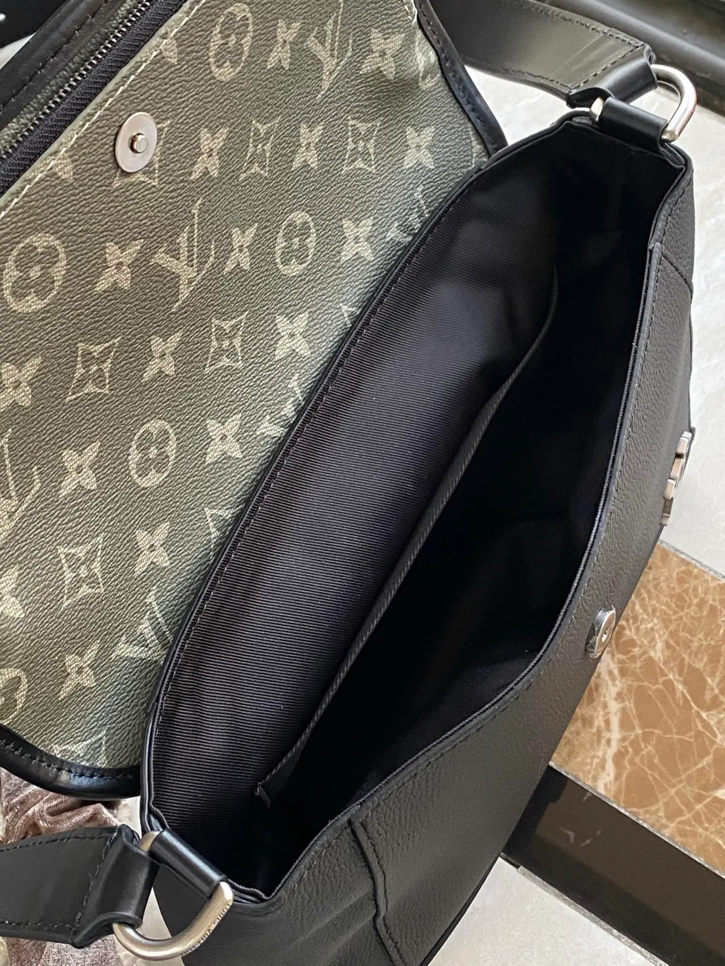 💰940 (top layer leather) top original order M12625 Pulse messenger bag uses grain leather and Monogram canvas to interpret the modern style. The corded zipper pulls for a sporty feel, allowing you to easily open the outer pocket above the flap, while a zippered pocket is hidden underneath the flap, and the leather shoulder strap can be adjusted in length through the side loops. Dimensions: 26.6 × 17 × 11 cm