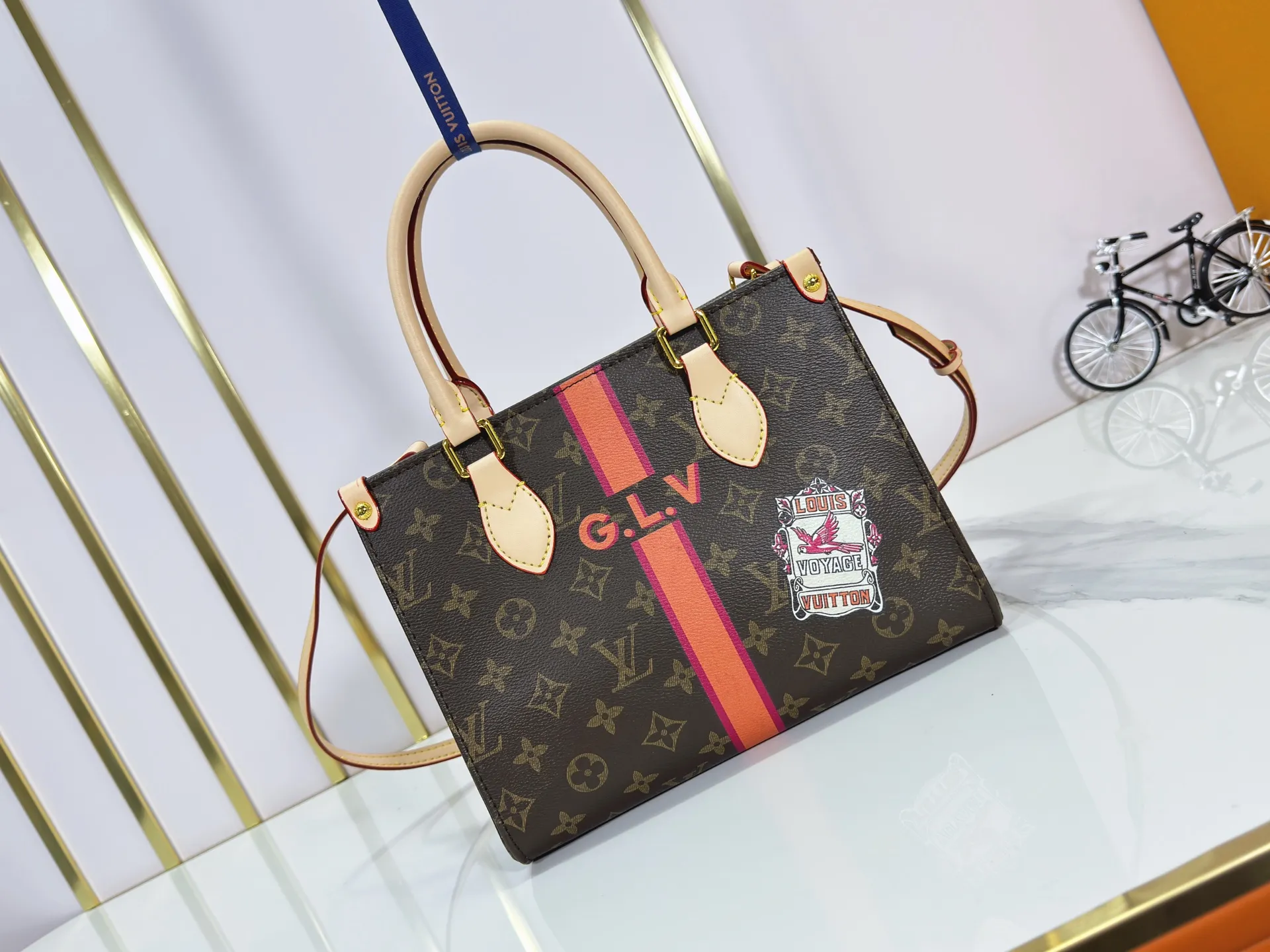 P240 Upgraded original M01898 M01900 M01922 M46373 M44571 This Mon Monogram series injects individuality and ingenuity into Monogram canvas, renewing the classic style of the OnTheGo small handbag. Add patches, stripes and exclusive lettering to create a fun and unique option. Toron leather handles and adjustable leather shoulder strap allow for a variety of carrying options. Dimensions: 25.0 x 19.0 x 11.5 cm (length x height x width)