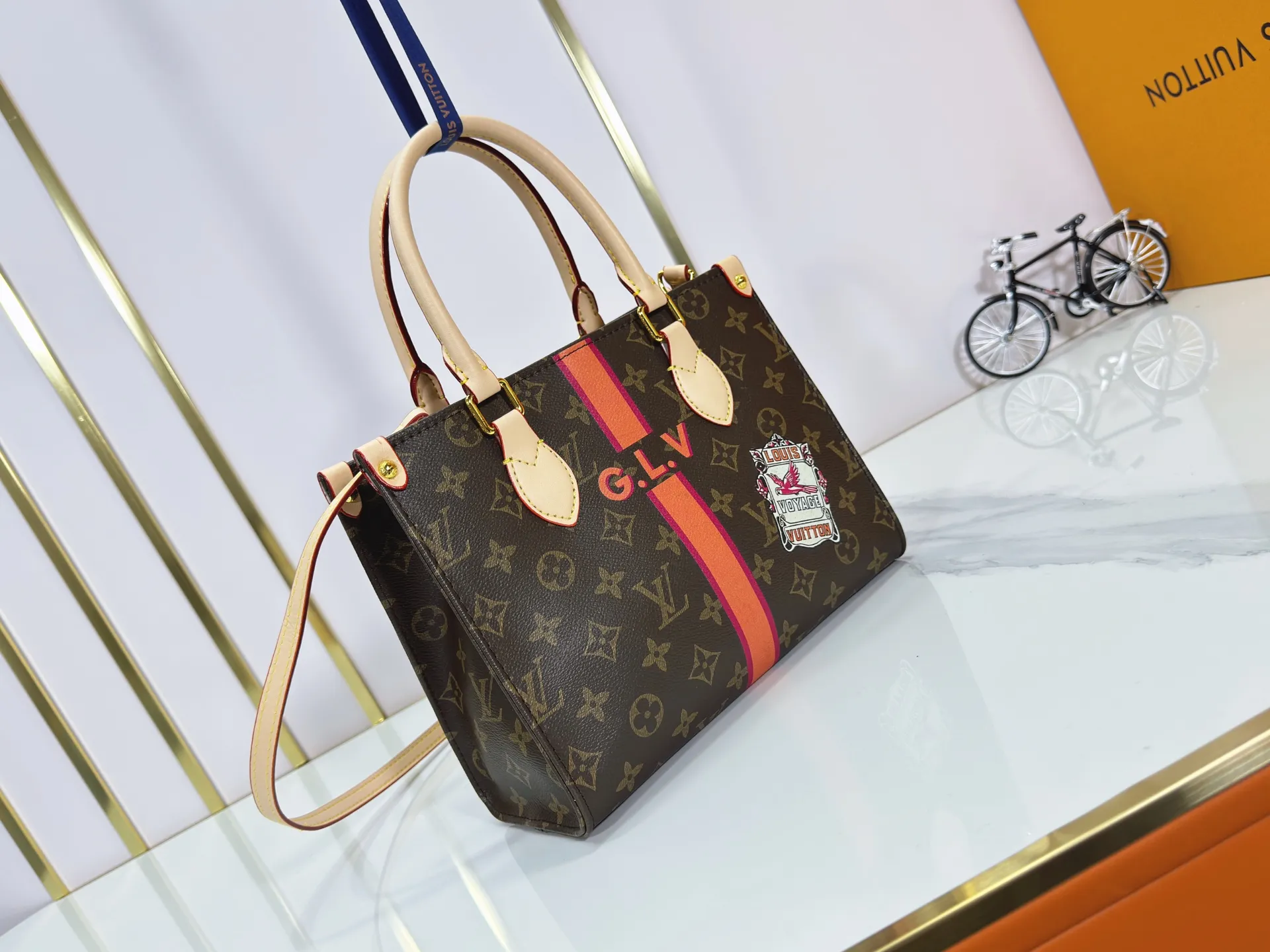 P240 Upgraded original M01898 M01900 M01922 M46373 M44571 This Mon Monogram series injects individuality and ingenuity into Monogram canvas, renewing the classic style of the OnTheGo small handbag. Add patches, stripes and exclusive lettering to create a fun and unique option. Toron leather handles and adjustable leather shoulder strap allow for a variety of carrying options. Dimensions: 25.0 x 19.0 x 11.5 cm (length x height x width)