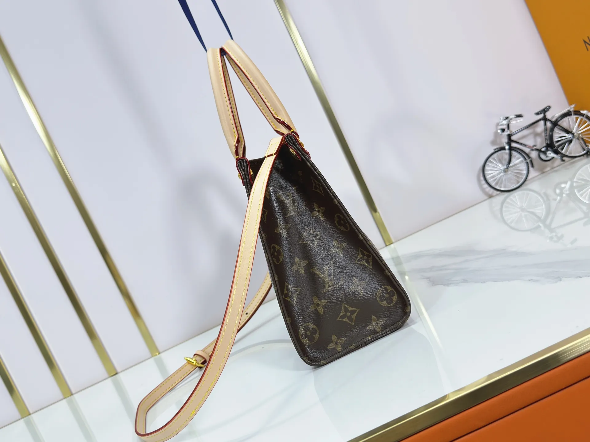 P240 Upgraded original M01898 M01900 M01922 M46373 M44571 This Mon Monogram series injects individuality and ingenuity into Monogram canvas, renewing the classic style of the OnTheGo small handbag. Add patches, stripes and exclusive lettering to create a fun and unique option. Toron leather handles and adjustable leather shoulder strap allow for a variety of carrying options. Dimensions: 25.0 x 19.0 x 11.5 cm (length x height x width)