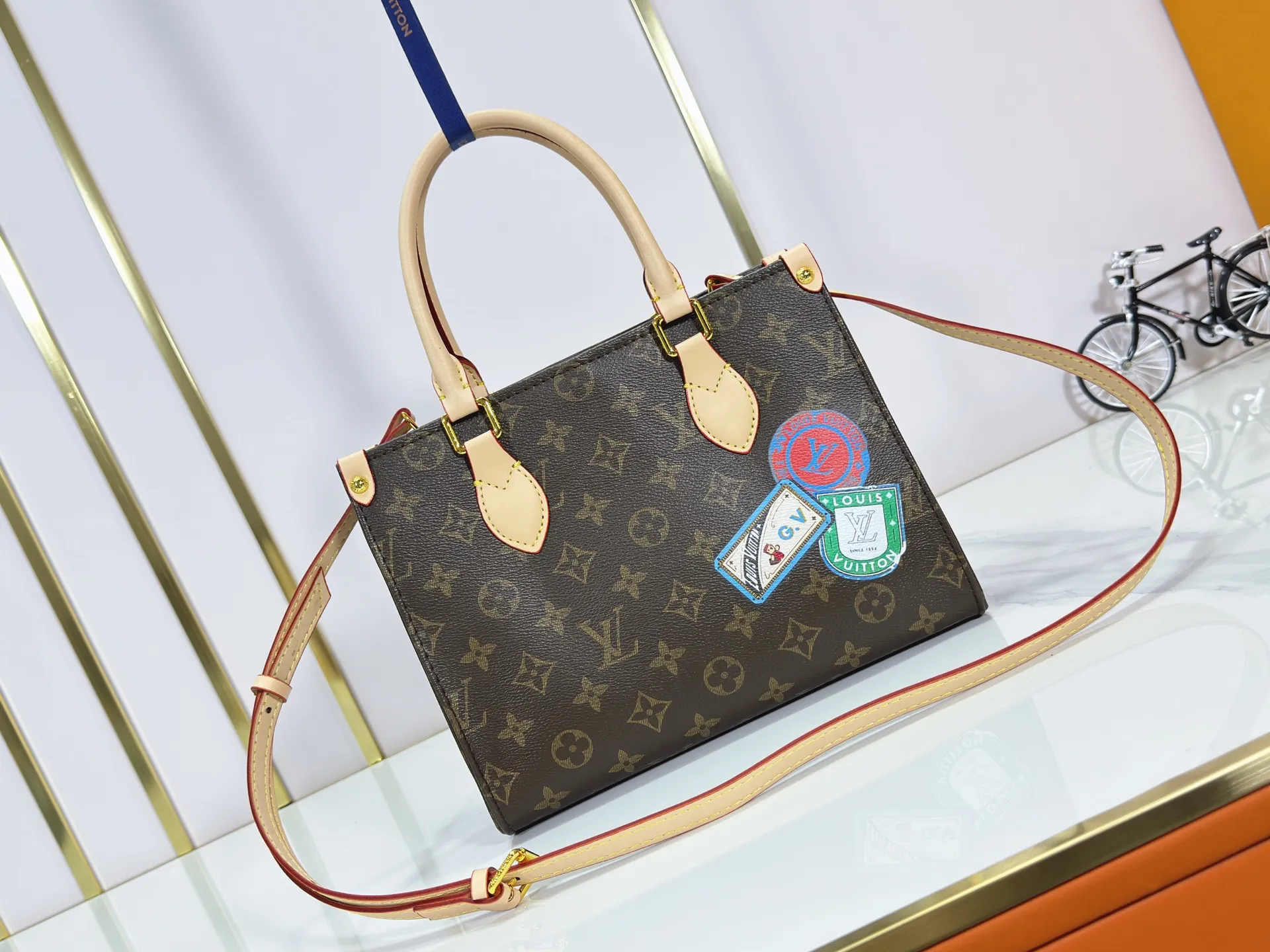 P240 Upgraded original M01898 M01900 M01922 M46373 M44571 This Mon Monogram series injects individuality and ingenuity into Monogram canvas, renewing the classic style of the OnTheGo small handbag. Add patches, stripes and exclusive lettering to create a fun and unique option. Toron leather handles and adjustable leather shoulder strap allow for a variety of carrying options. Dimensions: 25.0 x 19.0 x 11.5 cm (length x height x width)