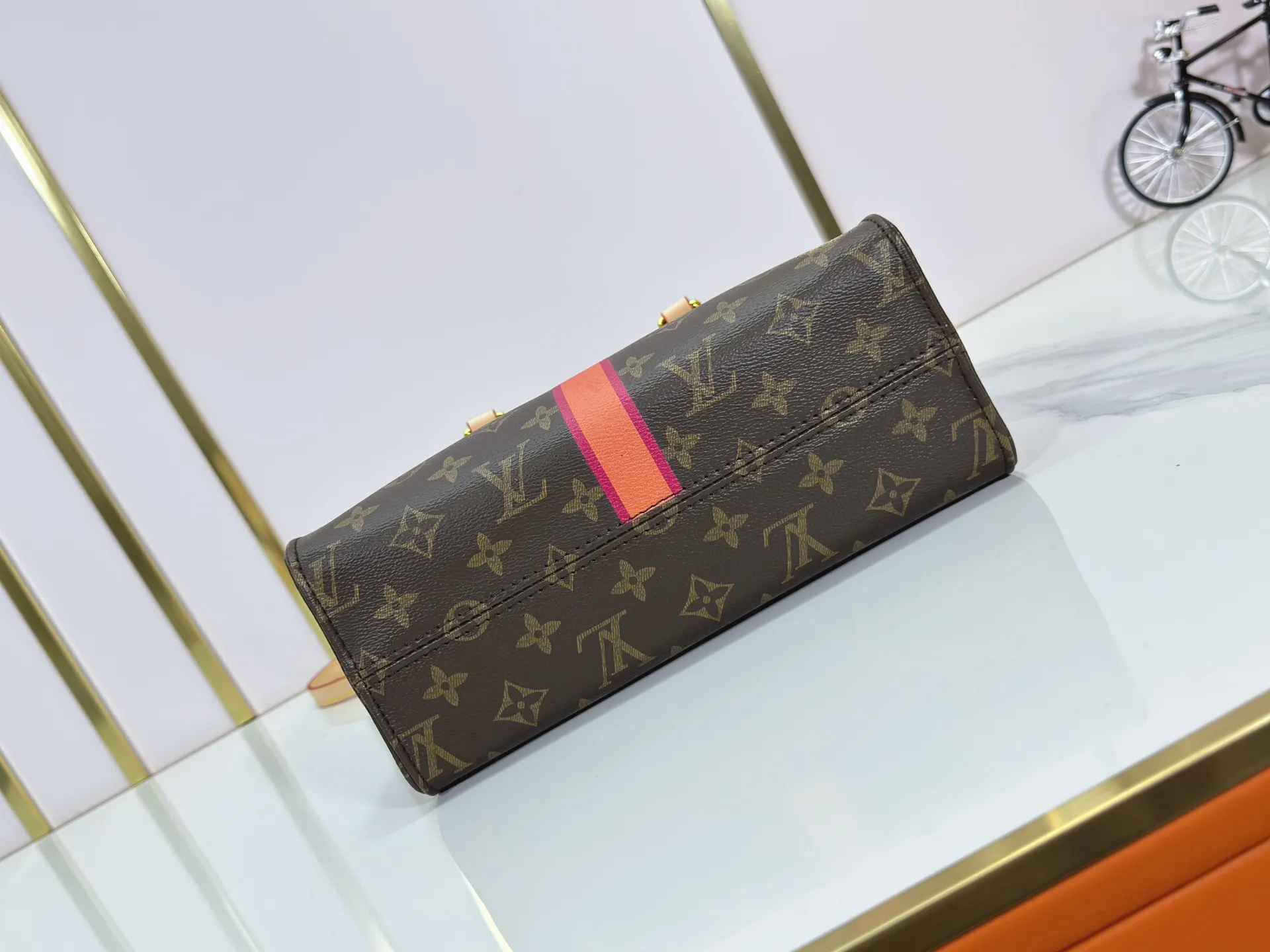 P240 Upgraded original M01898 M01900 M01922 M46373 M44571 This Mon Monogram series injects individuality and ingenuity into Monogram canvas, renewing the classic style of the OnTheGo small handbag. Add patches, stripes and exclusive lettering to create a fun and unique option. Toron leather handles and adjustable leather shoulder strap allow for a variety of carrying options. Dimensions: 25.0 x 19.0 x 11.5 cm (length x height x width)