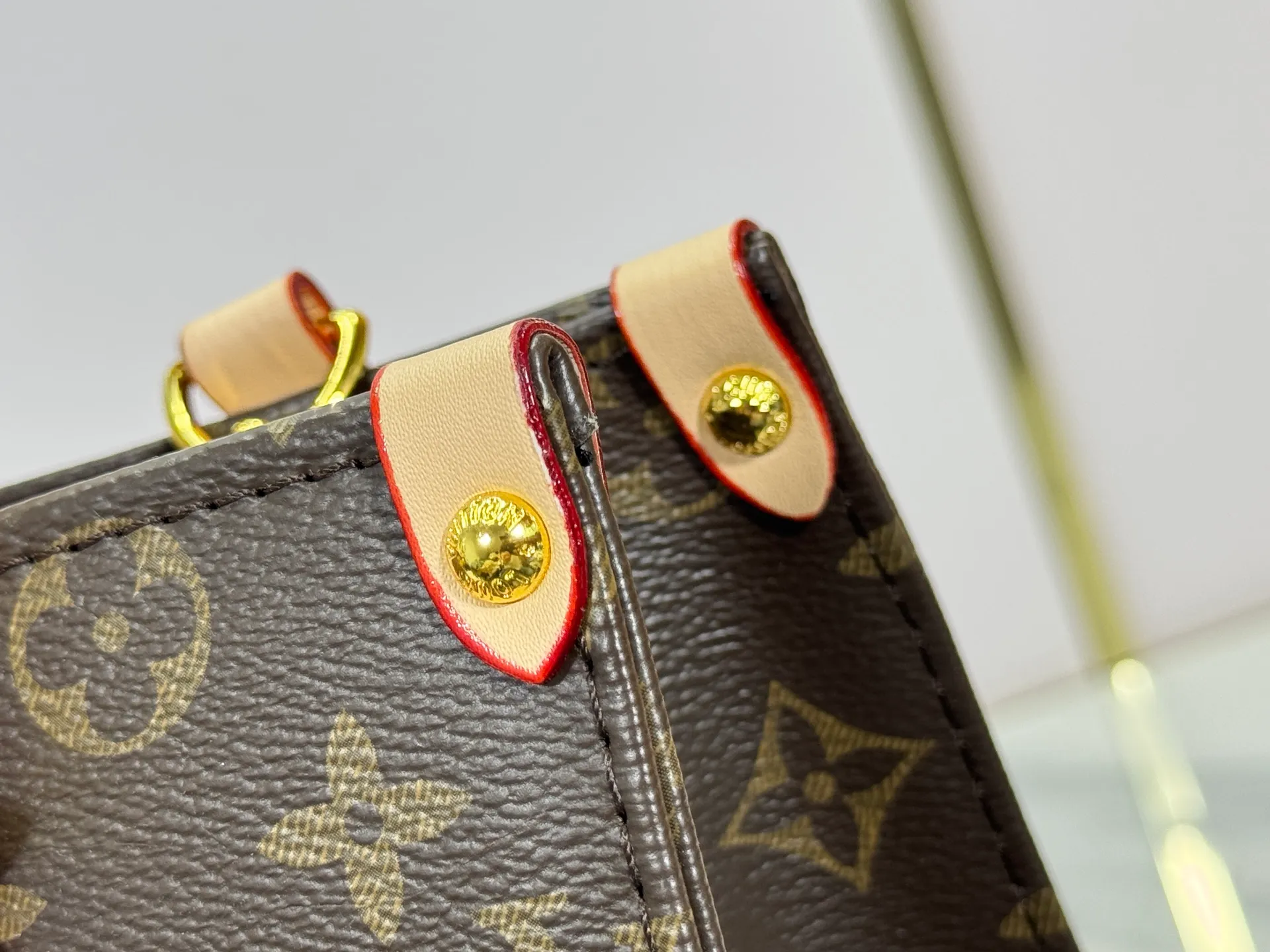 P240 Upgraded original M01898 M01900 M01922 M46373 M44571 This Mon Monogram series injects individuality and ingenuity into Monogram canvas, renewing the classic style of the OnTheGo small handbag. Add patches, stripes and exclusive lettering to create a fun and unique option. Toron leather handles and adjustable leather shoulder strap allow for a variety of carrying options. Dimensions: 25.0 x 19.0 x 11.5 cm (length x height x width)