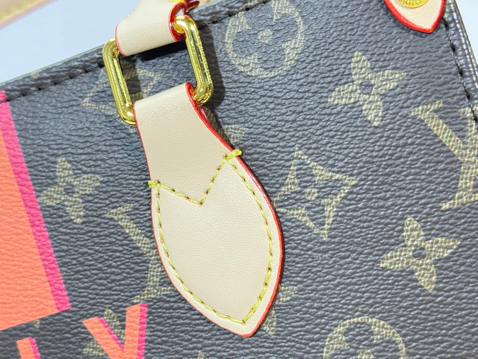 P240 Upgraded original M01898 M01900 M01922 M46373 M44571 This Mon Monogram series injects individuality and ingenuity into Monogram canvas, renewing the classic style of the OnTheGo small handbag. Add patches, stripes and exclusive lettering to create a fun and unique option. Toron leather handles and adjustable leather shoulder strap allow for a variety of carrying options. Dimensions: 25.0 x 19.0 x 11.5 cm (length x height x width)