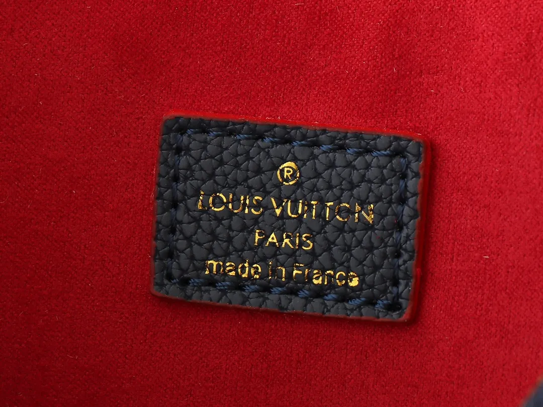 💰240💰Upgraded from the original M45522, 43170. This MONOGRAM canvas material is a new style of Melie handbag, a fashionable must-have item. Veau Cachemire leather material. Full leather embossed woven wrist double bag shopping bag. Lightweight and comfortable to carry. Unique vertical and narrow shape with modern style. Zipper pocket with metal engraved zipper puller for more personality. Size: 33x16x30cm