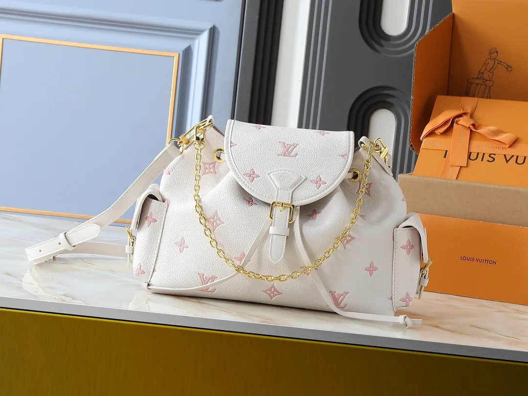 💰300💰The upgraded original M25554 M25085 Odyssée handbag is from the 2025 early autumn series, cleverly recalling the Excursion backpack design of the 2024 Cruise early spring series, paying tribute to Louis Vuitton's travel heritage with a classic touch. The cowhide leather body is decorated with the Monogram Bold pattern, and the decorative buckle and detachable chain are the finishing touches. The side pockets allow you to easily carry your keys or lipstick. Dimensions: 27.0 x 17.0 x 12.0 cm (length x height x width)
