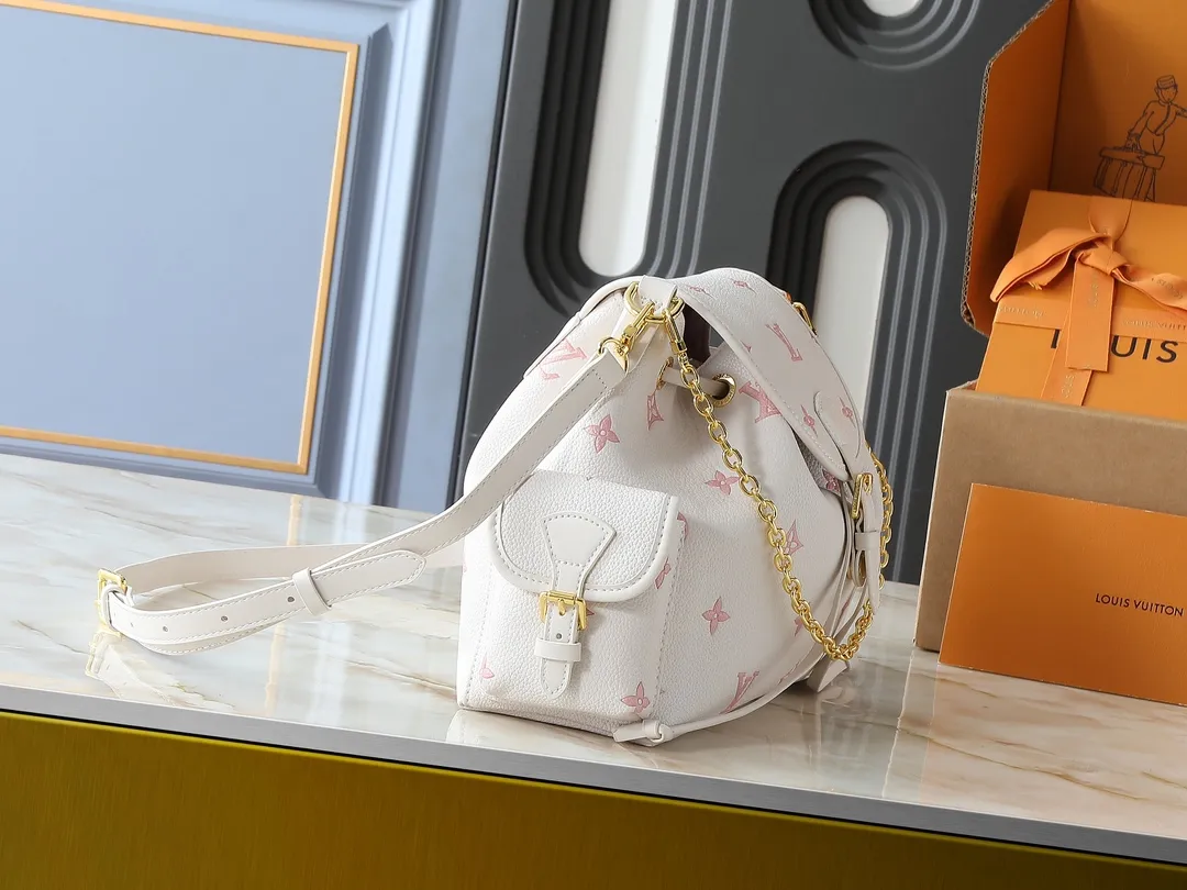 💰300💰The upgraded original M25554 M25085 Odyssée handbag is from the 2025 early autumn series, cleverly recalling the Excursion backpack design of the 2024 Cruise early spring series, paying tribute to Louis Vuitton's travel heritage with a classic touch. The cowhide leather body is decorated with the Monogram Bold pattern, and the decorative buckle and detachable chain are the finishing touches. The side pockets allow you to easily carry your keys or lipstick. Dimensions: 27.0 x 17.0 x 12.0 cm (length x height x width)