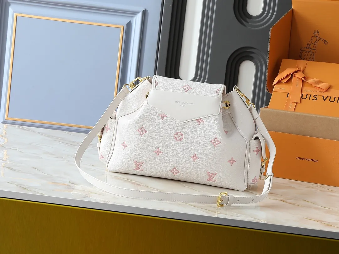 💰300💰The upgraded original M25554 M25085 Odyssée handbag is from the 2025 early autumn series, cleverly recalling the Excursion backpack design of the 2024 Cruise early spring series, paying tribute to Louis Vuitton's travel heritage with a classic touch. The cowhide leather body is decorated with the Monogram Bold pattern, and the decorative buckle and detachable chain are the finishing touches. The side pockets allow you to easily carry your keys or lipstick. Dimensions: 27.0 x 17.0 x 12.0 cm (length x height x width)