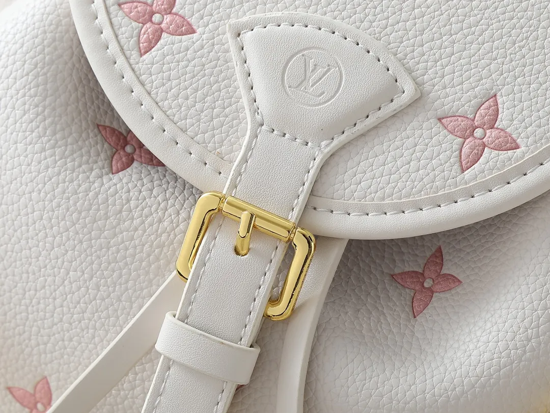 💰300💰The upgraded original M25554 M25085 Odyssée handbag is from the 2025 early autumn series, cleverly recalling the Excursion backpack design of the 2024 Cruise early spring series, paying tribute to Louis Vuitton's travel heritage with a classic touch. The cowhide leather body is decorated with the Monogram Bold pattern, and the decorative buckle and detachable chain are the finishing touches. The side pockets allow you to easily carry your keys or lipstick. Dimensions: 27.0 x 17.0 x 12.0 cm (length x height x width)
