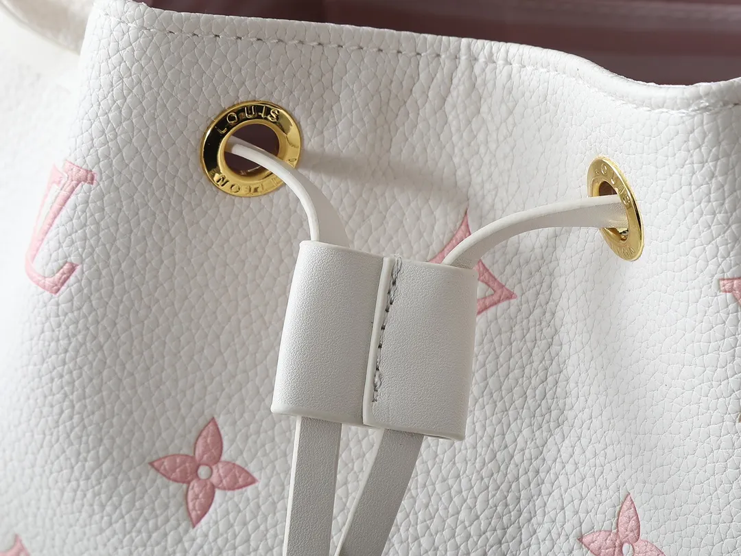 💰300💰The upgraded original M25554 M25085 Odyssée handbag is from the 2025 early autumn series, cleverly recalling the Excursion backpack design of the 2024 Cruise early spring series, paying tribute to Louis Vuitton's travel heritage with a classic touch. The cowhide leather body is decorated with the Monogram Bold pattern, and the decorative buckle and detachable chain are the finishing touches. The side pockets allow you to easily carry your keys or lipstick. Dimensions: 27.0 x 17.0 x 12.0 cm (length x height x width)