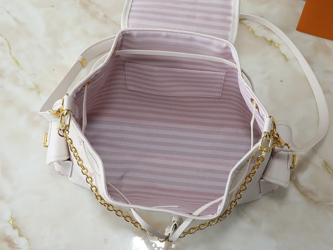 💰300💰The upgraded original M25554 M25085 Odyssée handbag is from the 2025 early autumn series, cleverly recalling the Excursion backpack design of the 2024 Cruise early spring series, paying tribute to Louis Vuitton's travel heritage with a classic touch. The cowhide leather body is decorated with the Monogram Bold pattern, and the decorative buckle and detachable chain are the finishing touches. The side pockets allow you to easily carry your keys or lipstick. Dimensions: 27.0 x 17.0 x 12.0 cm (length x height x width)