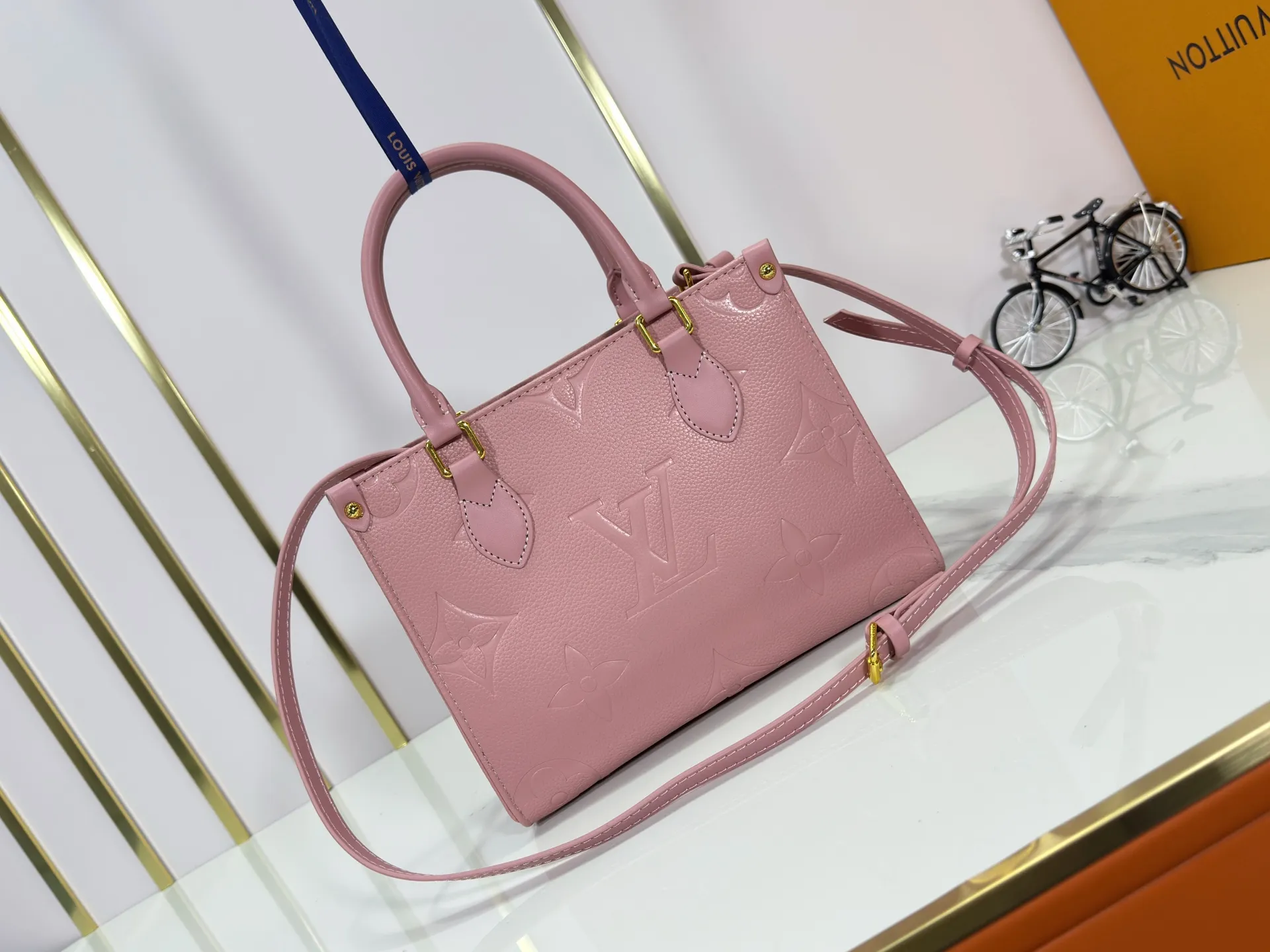 P220 Upgraded original M46840 M47135 M46513 M45659 black print 45654 white print 45779 apricot print 45653 all black 45660 rose red 45779 all apricot mini top original order this model OnTheGo Tote bag Monogram The pattern is first dyed and then embossed on soft grained cowhide. Its ample interior can hold a laptop and other office supplies. The full leather embossed large flower mommy bag has a small BB size. The long and short handles are easy to carry by hand or on the shoulder. Dimensions: 25.0 x 11.0 x 19.0 cm