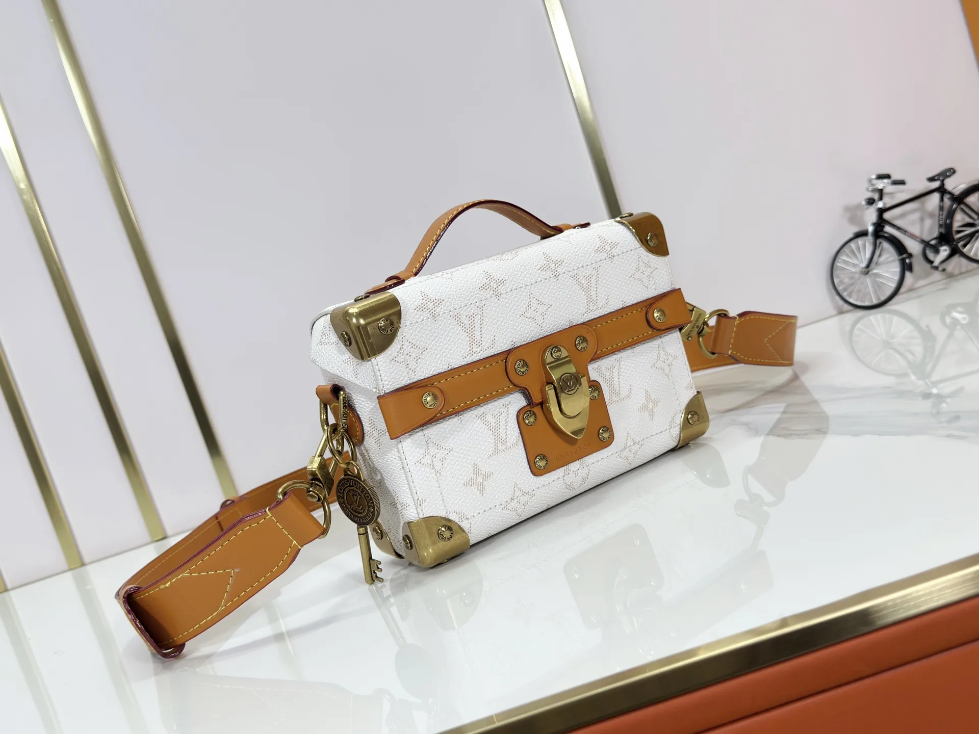 P320 Upgraded Original M15035 M13871 M11743 M11516 M11535 M12686 This Soul Trunk handbag is crafted by Pharrell Williams and is made of flexible LV Colorado cow leather with a grained texture. The Tumbler's magnetic clasp, rivets and top handles harken back to classic hard case elements, while a removable and adjustable shoulder strap completes the sophisticated details. Size: 19x15x7cm