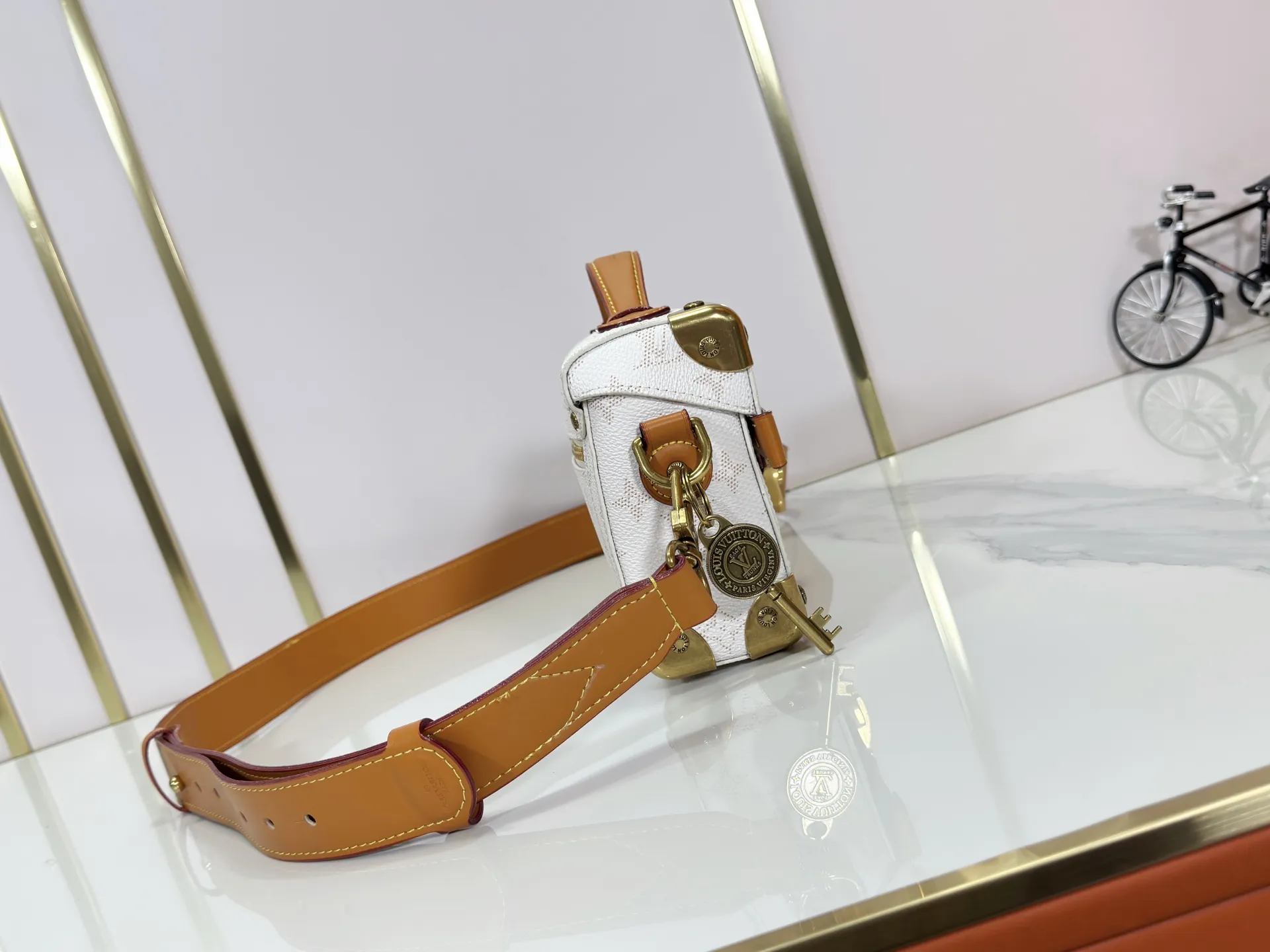 P320 Upgraded Original M15035 M13871 M11743 M11516 M11535 M12686 This Soul Trunk handbag is crafted by Pharrell Williams and is made of flexible LV Colorado cow leather with a grained texture. The Tumbler's magnetic clasp, rivets and top handles harken back to classic hard case elements, while a removable and adjustable shoulder strap completes the sophisticated details. Size: 19x15x7cm
