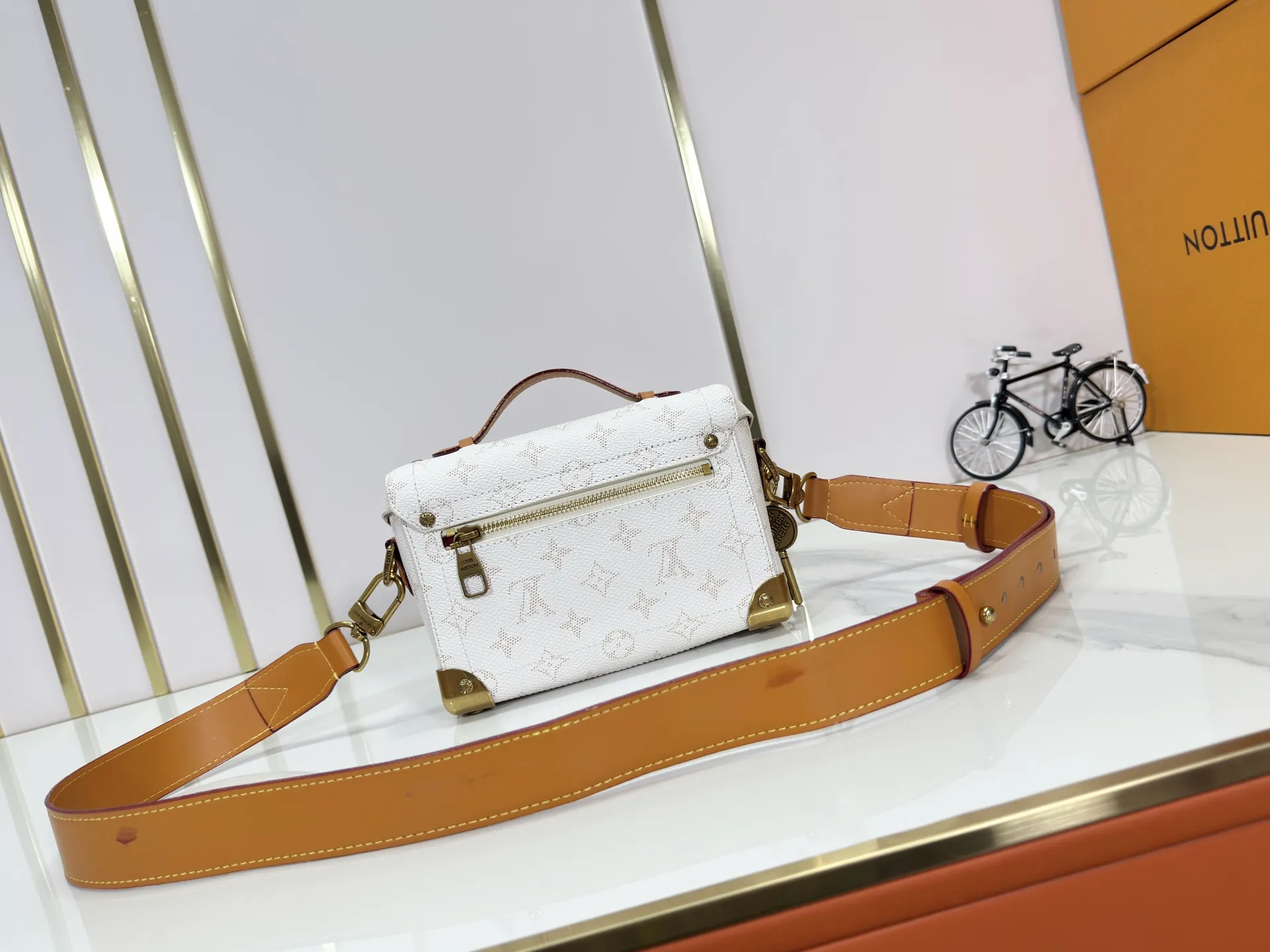 P320 Upgraded Original M15035 M13871 M11743 M11516 M11535 M12686 This Soul Trunk handbag is crafted by Pharrell Williams and is made of flexible LV Colorado cow leather with a grained texture. The Tumbler's magnetic clasp, rivets and top handles harken back to classic hard case elements, while a removable and adjustable shoulder strap completes the sophisticated details. Size: 19x15x7cm